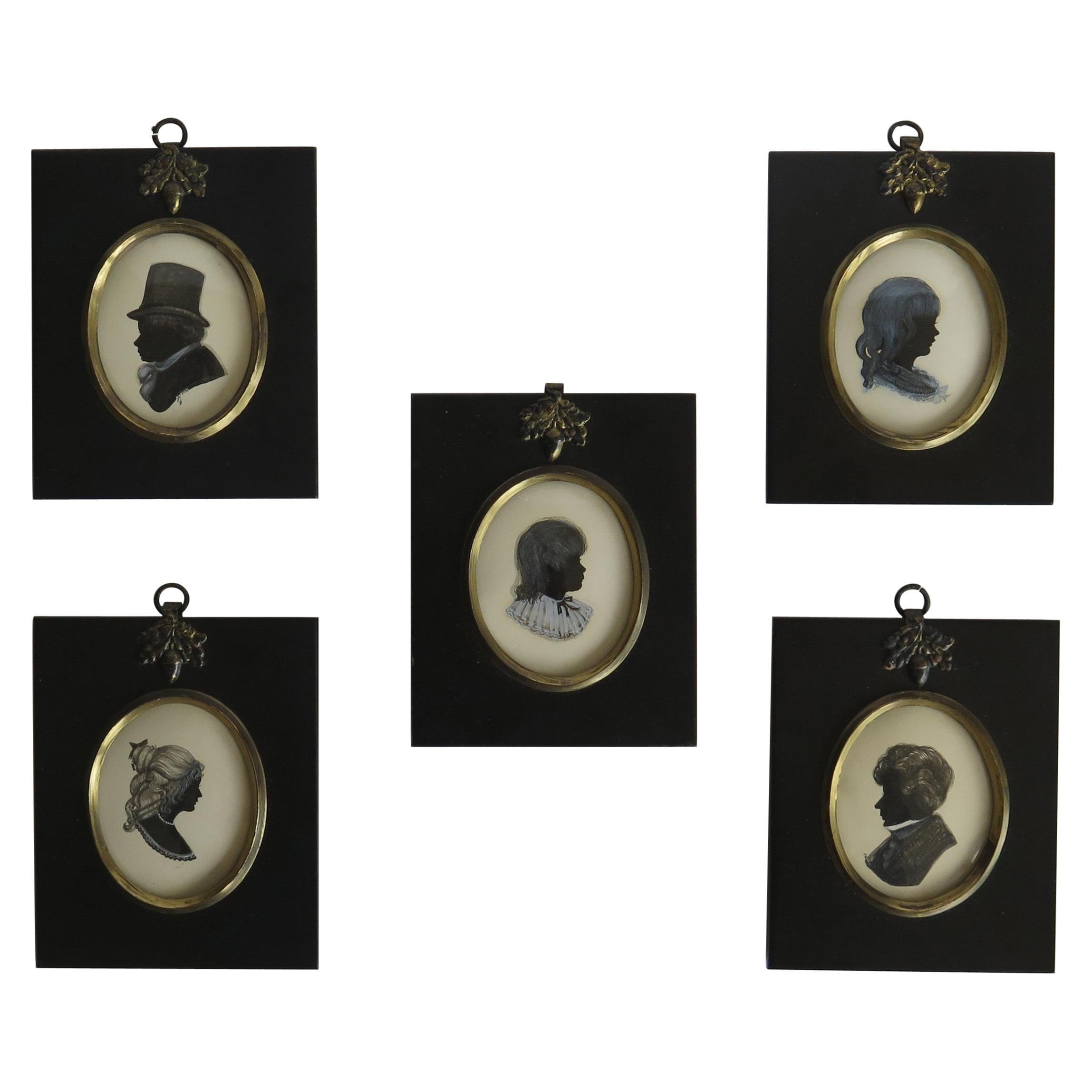 Cinq silhouettes miniatures peintes et monogrammées à la main par Dorothy Turton RMS