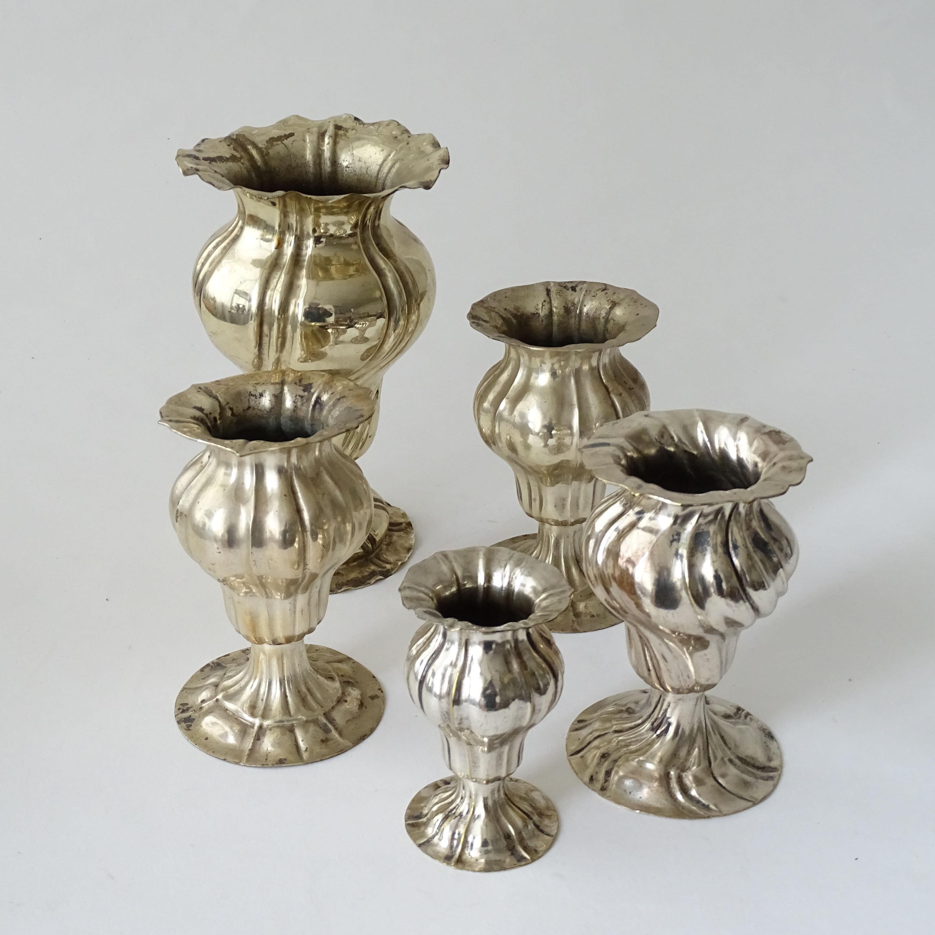Cinq petits vases Soliflores anciens en métal argenté, Italie, années 1920
Pour une belle décoration florale de la table à manger.