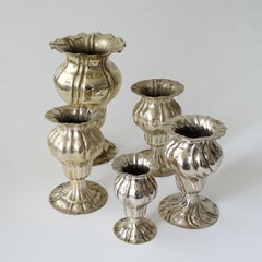 Cinq petits vases Soliflores anciens en métal argenté, Italie, années 1920