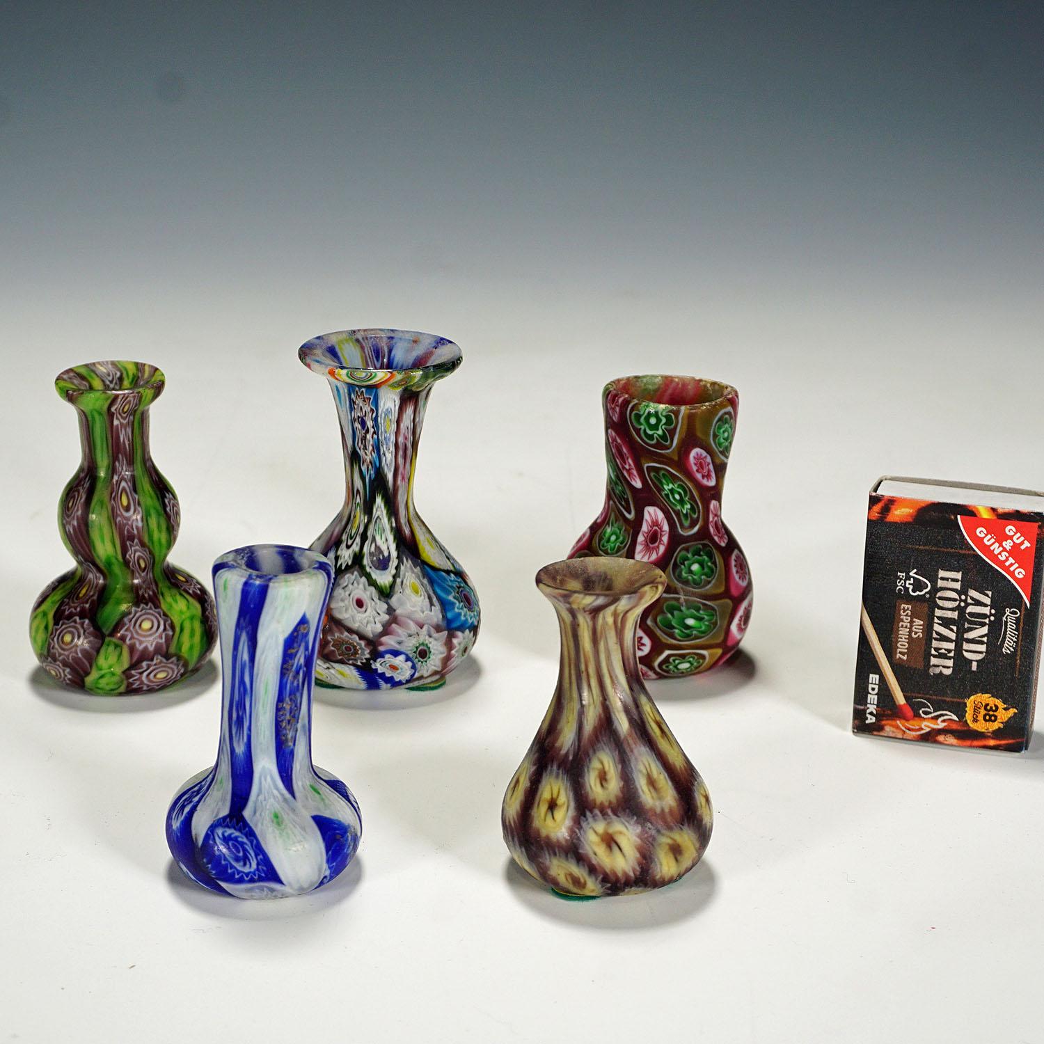 Italiano Cinque piccoli vasi Millefiori di Fratelli Toso, Murano circa 1910 in vendita