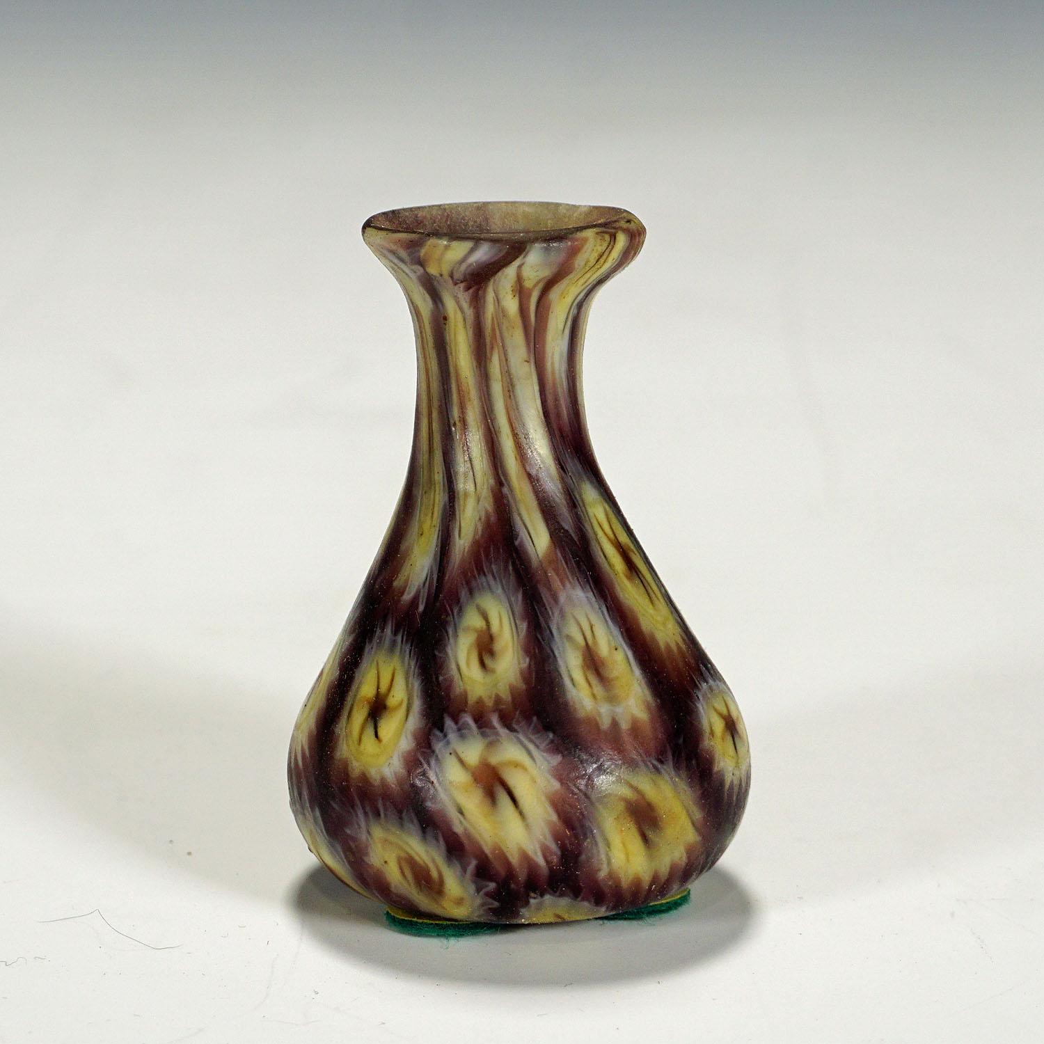 Vetro artistico Cinque piccoli vasi Millefiori di Fratelli Toso, Murano circa 1910 in vendita
