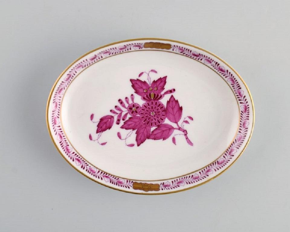 Cinq petits bols en porcelaine Herend avec des fleurs violettes peintes à la main et une décoration dorée. 
Milieu du 20e siècle.
Les plus grandes mesures : 12 x 2 cm.
En parfait état.
Estampillé.
