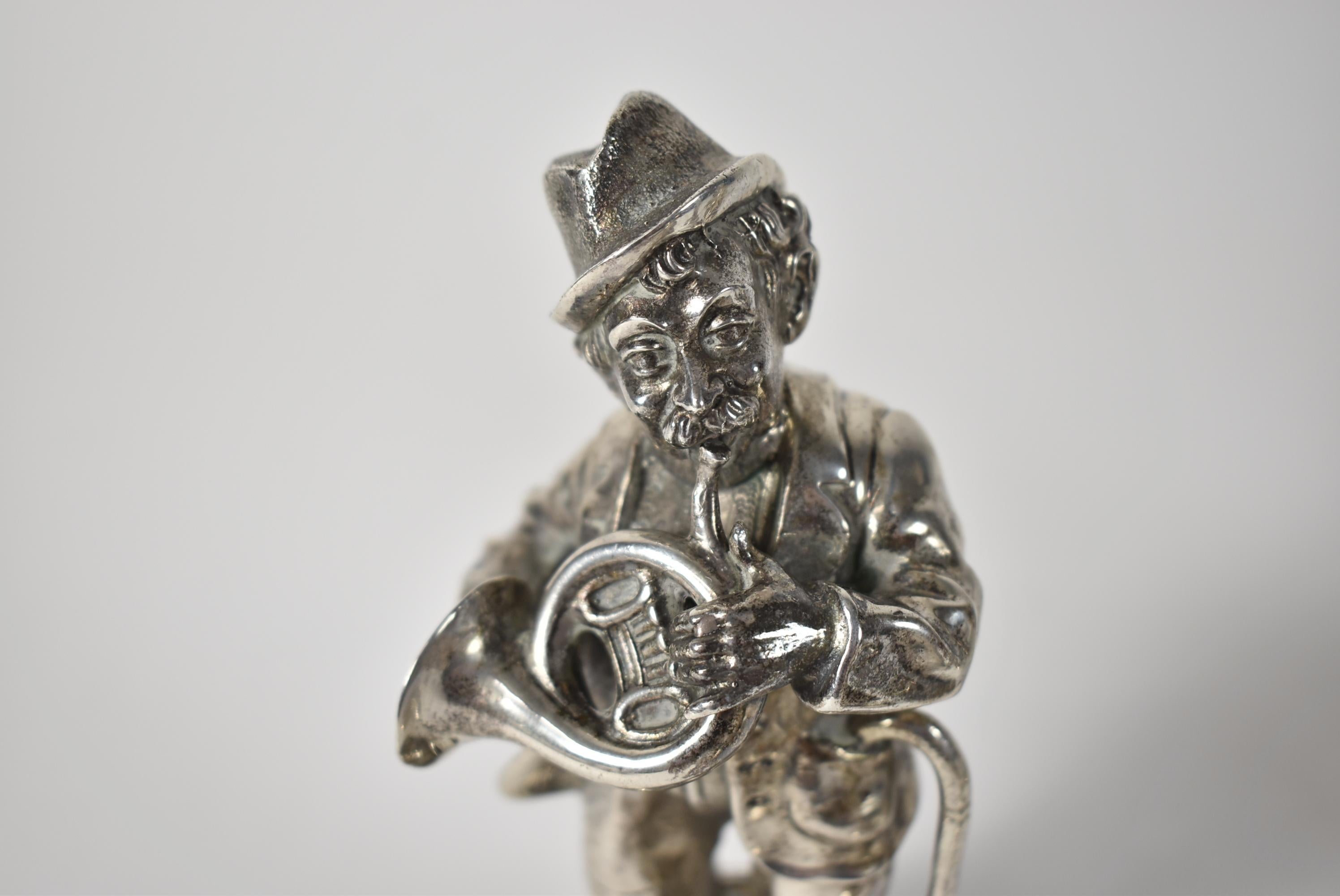 Cinque sculture di musicisti in argento .915 in fascia spagnola. Stella timbrata. Ottime condizioni. Dimensioni: 2,75