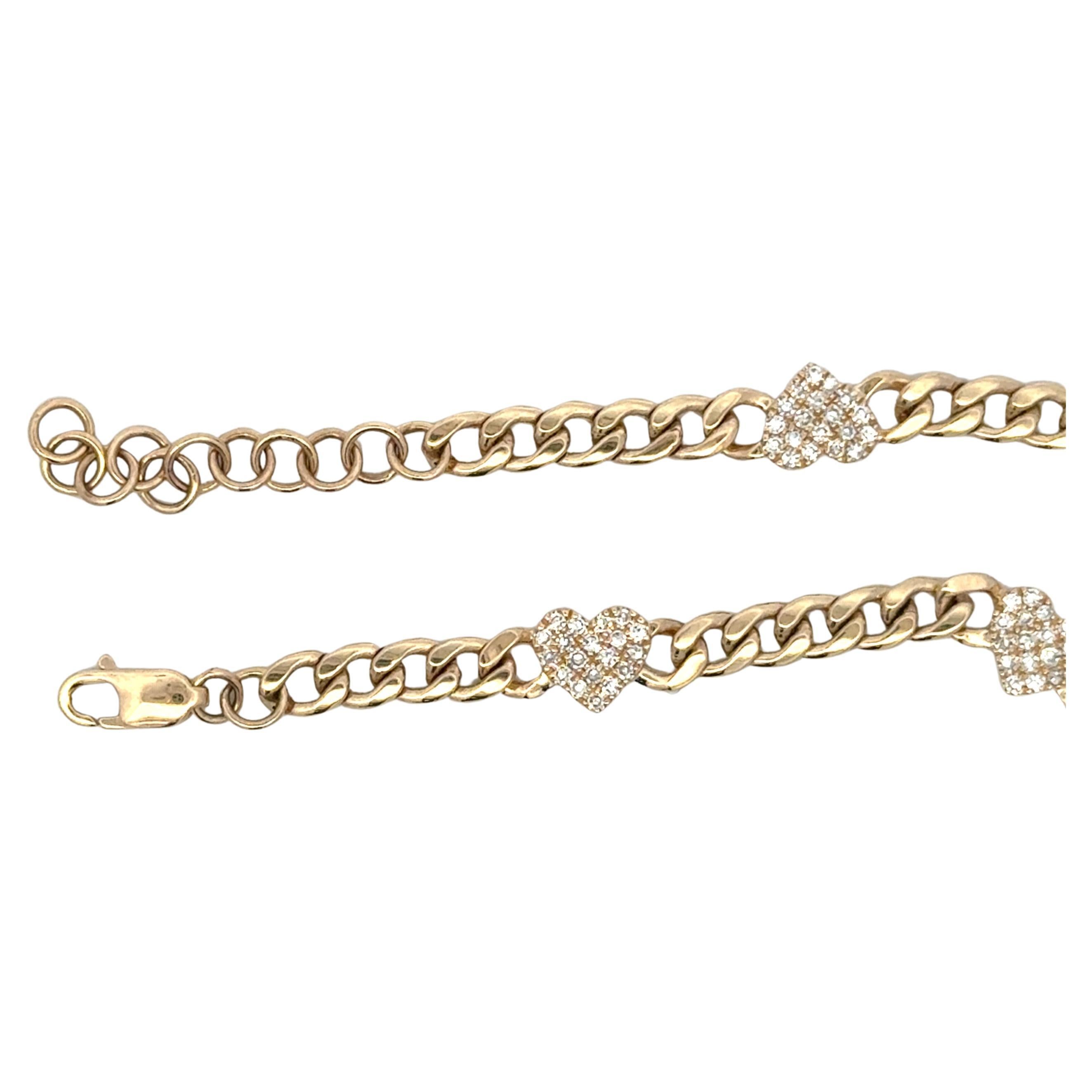Bracelet en or jaune 14 carats composé de cinq petits cœurs en diamant pesant 0,39 carat sur une chaîne à maillons cubains, réglable pour toutes les tailles de poignet. 

Le poignet mesure de 6 à 6,88 pouces.  
Les cœurs mesurent 0,21 pouce
Les