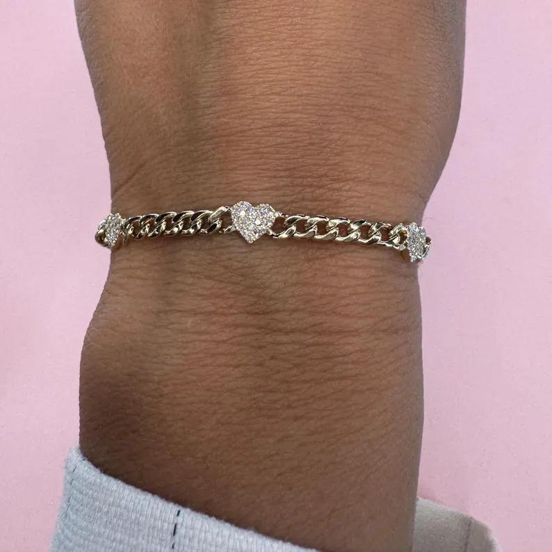 Taille ronde Bracelet à maillons cubains à cinq chaînes ajustable en or 14 carats avec cœurs de diamants 0,39 carat en vente