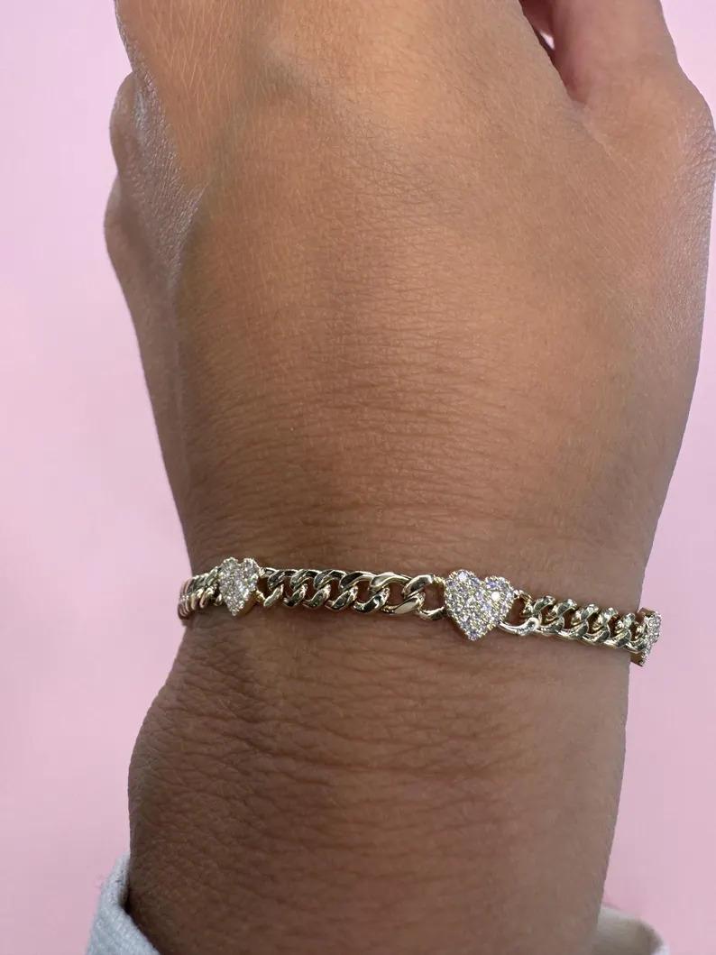 Bracelet à maillons cubains à cinq chaînes ajustable en or 14 carats avec cœurs de diamants 0,39 carat Neuf - En vente à New York, NY