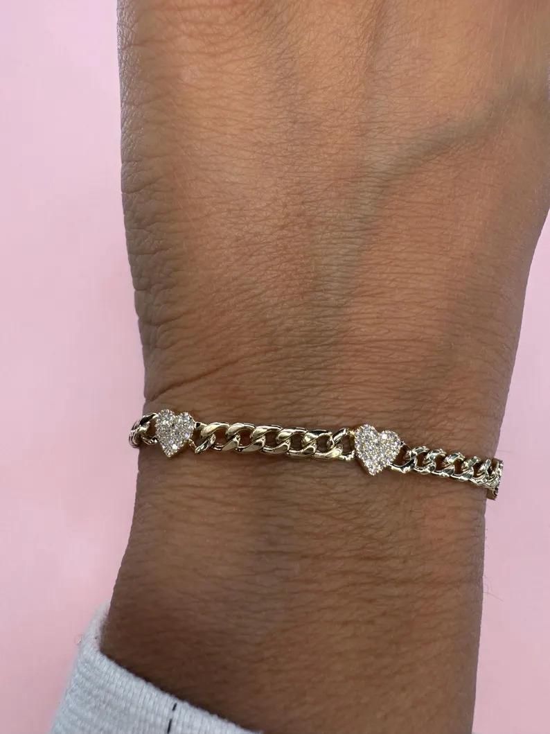 Bracelet à maillons cubains à cinq chaînes ajustable en or 14 carats avec cœurs de diamants 0,39 carat Pour femmes en vente