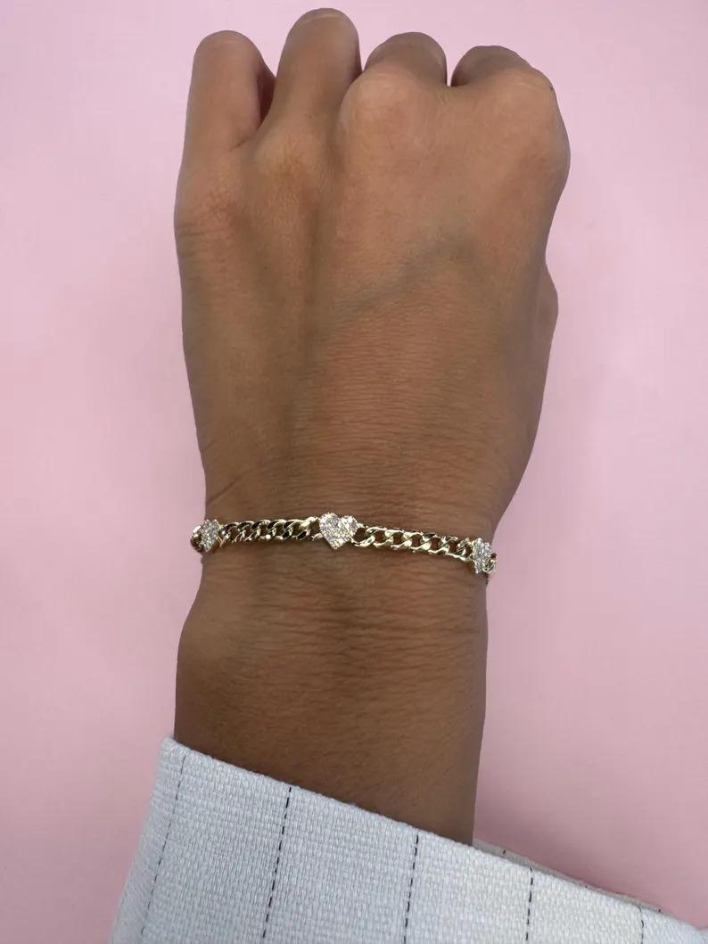 Bracelet à maillons cubains à cinq chaînes ajustable en or 14 carats avec cœurs de diamants 0,39 carat en vente 1