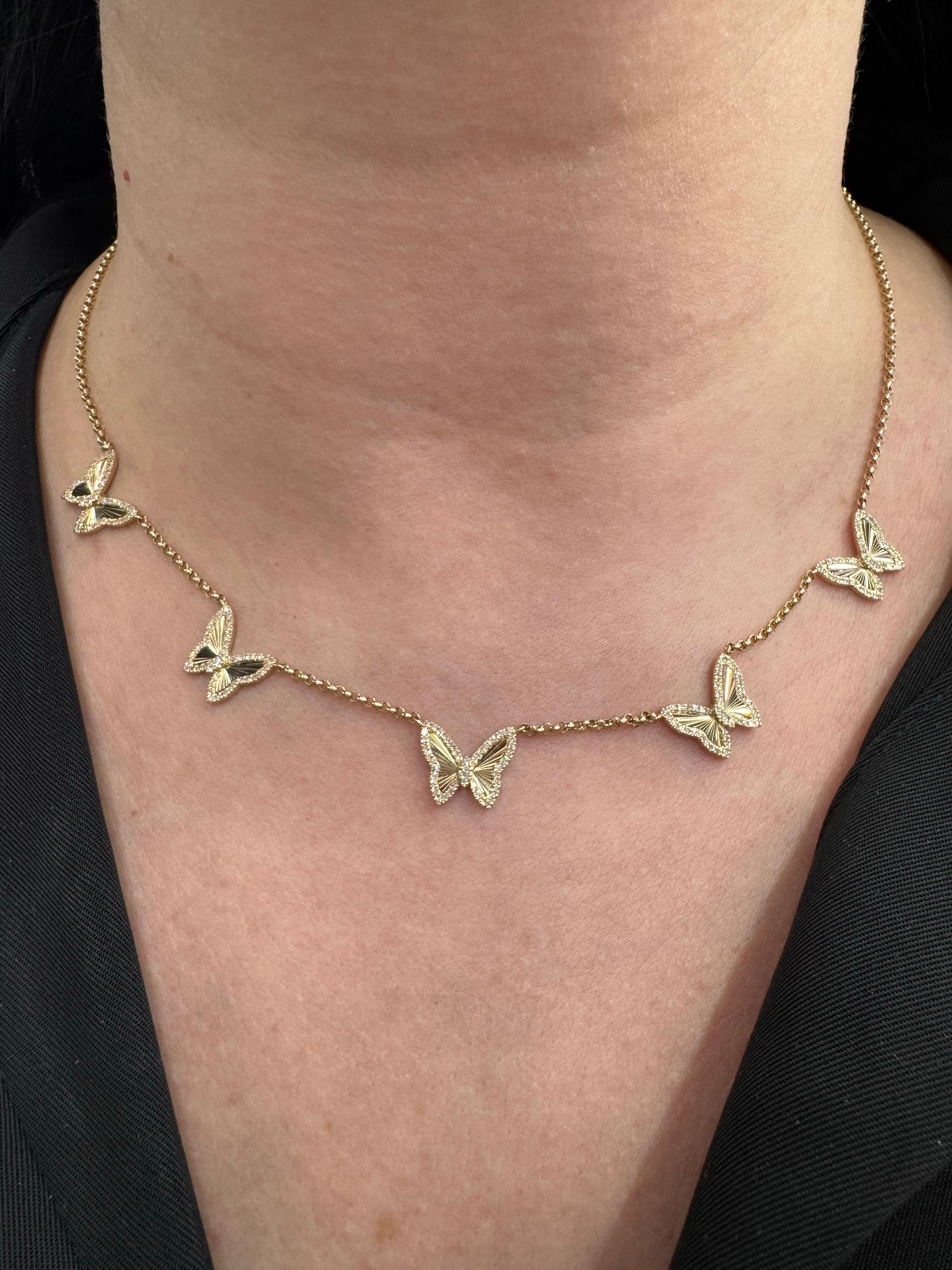 Elegante collana in oro giallo 14 carati con 5 farfalle con contorno di diamanti e un design ad ali scanalate, 215 diamanti per un peso di 0,49 carati. 

La collana può essere indossata su qualsiasi maglia da 16 a 18