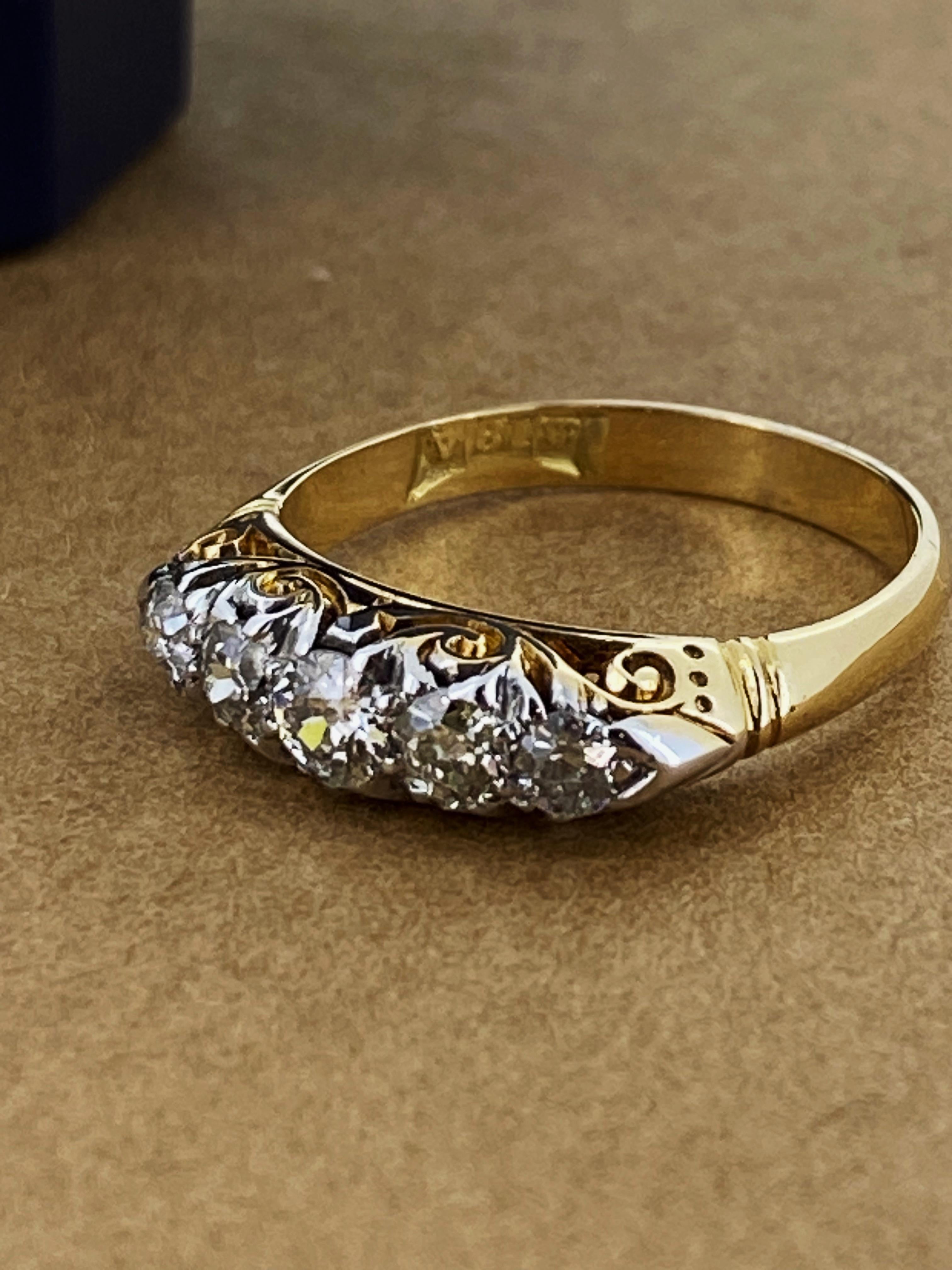 Ce bijou exquis
est rétro, datant des années 1960
Il est pourtant en très bon état et présente un design intemporel en forme de demi-boucle. 

Avec 5 diamants étincelants, 
de couleur G, de pureté VS - SI1, 
totalisant 0,80ct environ,
serti en toute