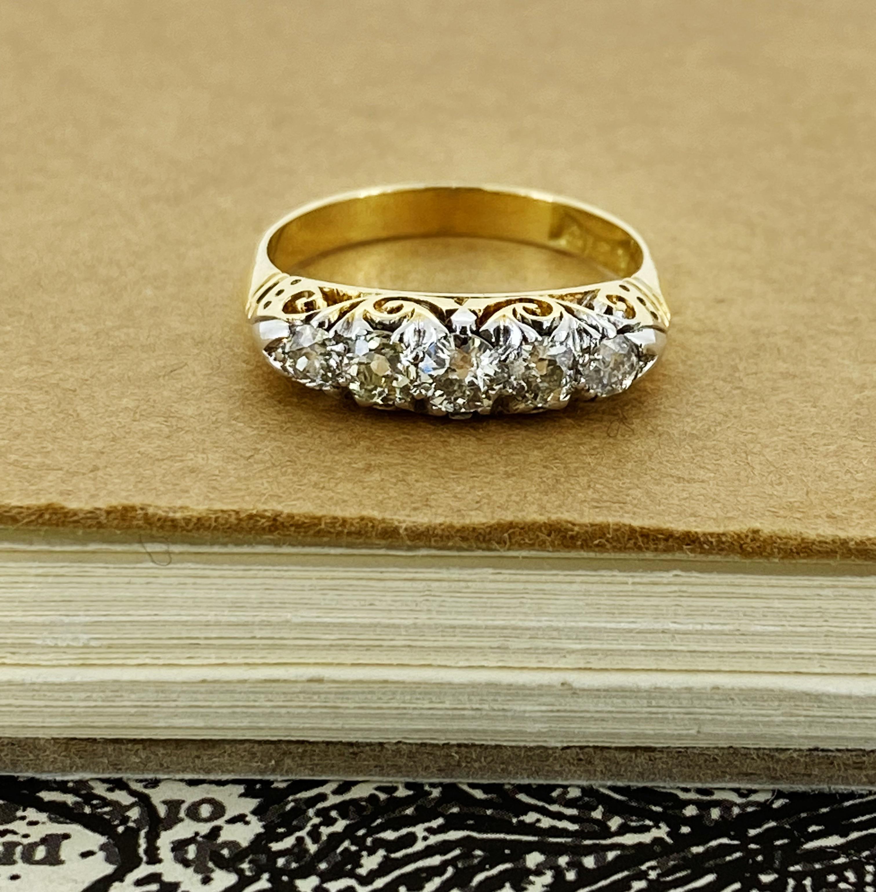 Bague rétro demi-hoop en or jaune 18K et platine avec cinq pierres et un diamant de 0,80ct Excellent état - En vente à MELBOURNE, AU
