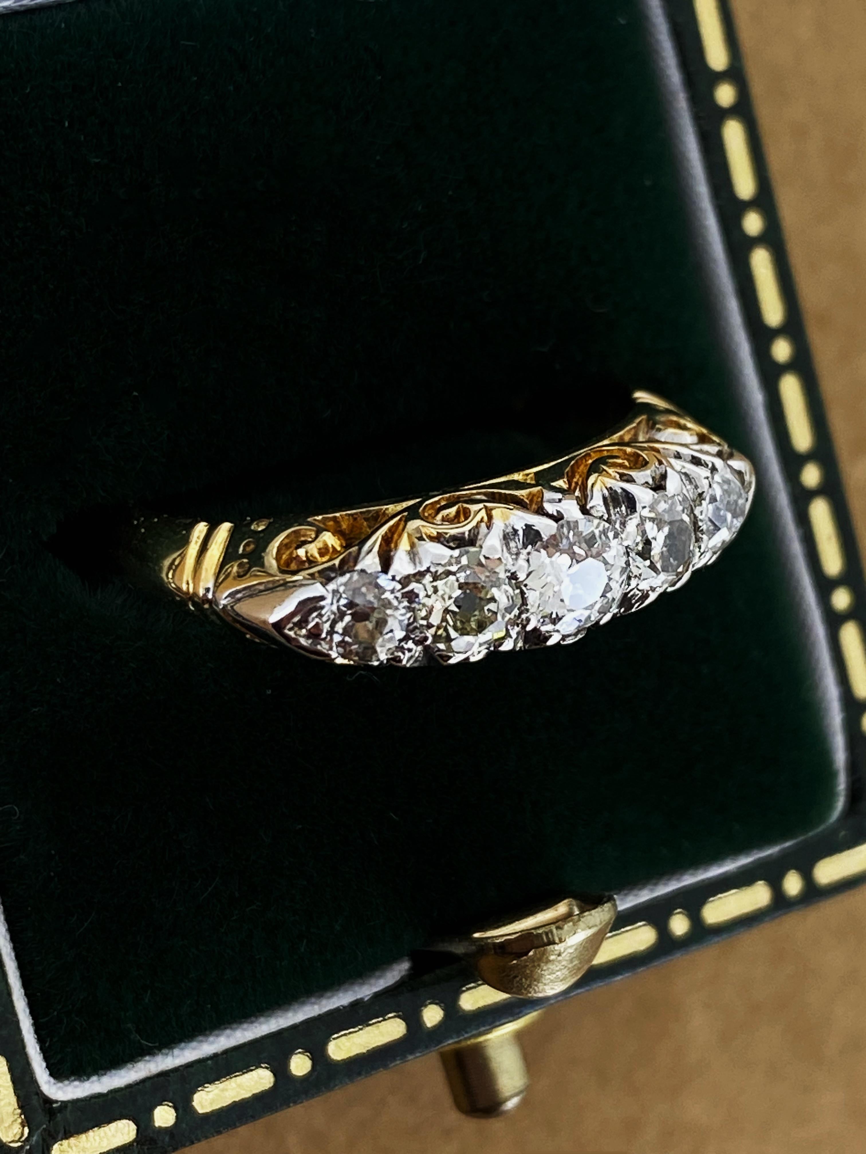 Bague rétro demi-hoop en or jaune 18K et platine avec cinq pierres et un diamant de 0,80ct Pour femmes en vente