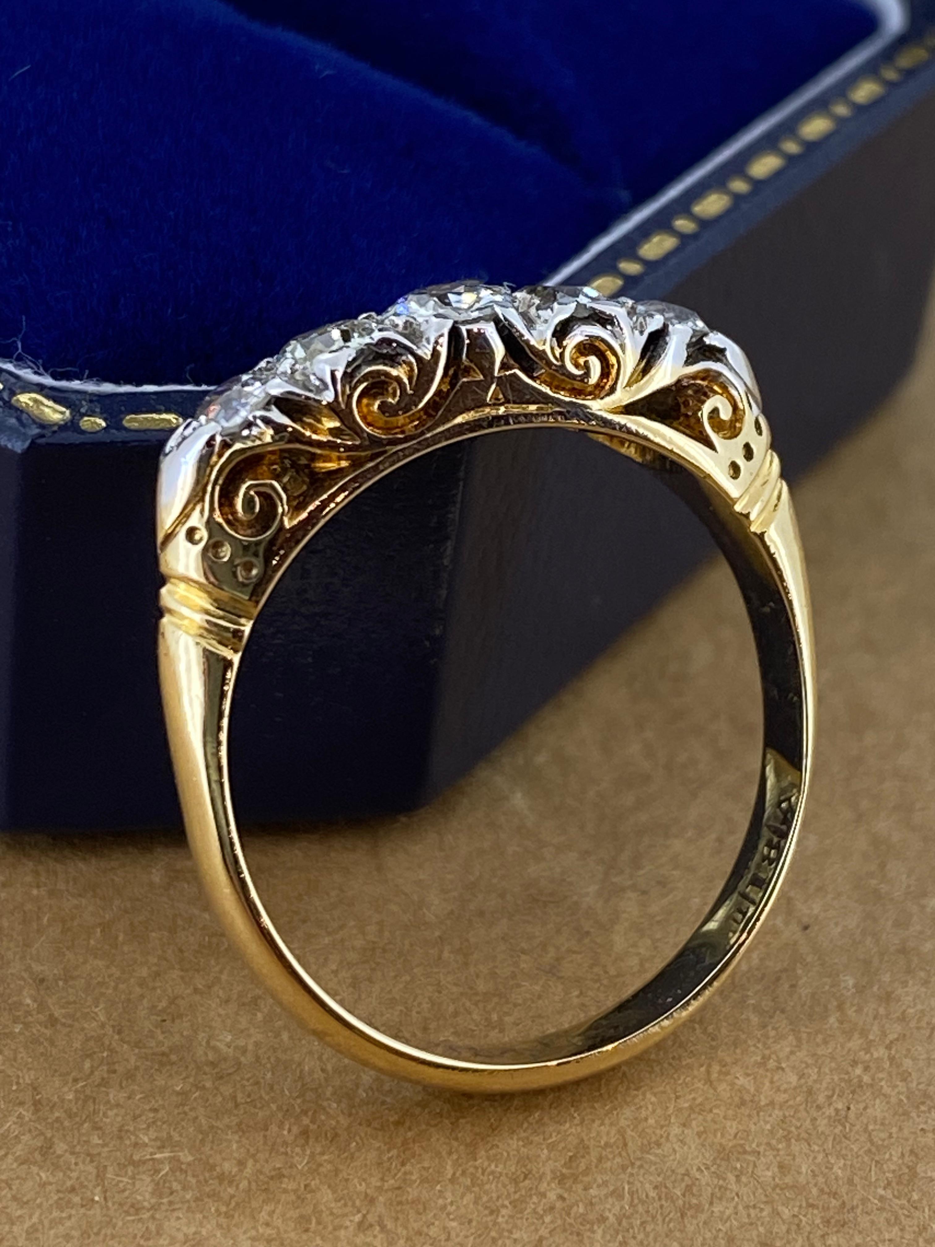 Bague rétro demi-hoop en or jaune 18K et platine avec cinq pierres et un diamant de 0,80ct en vente 1