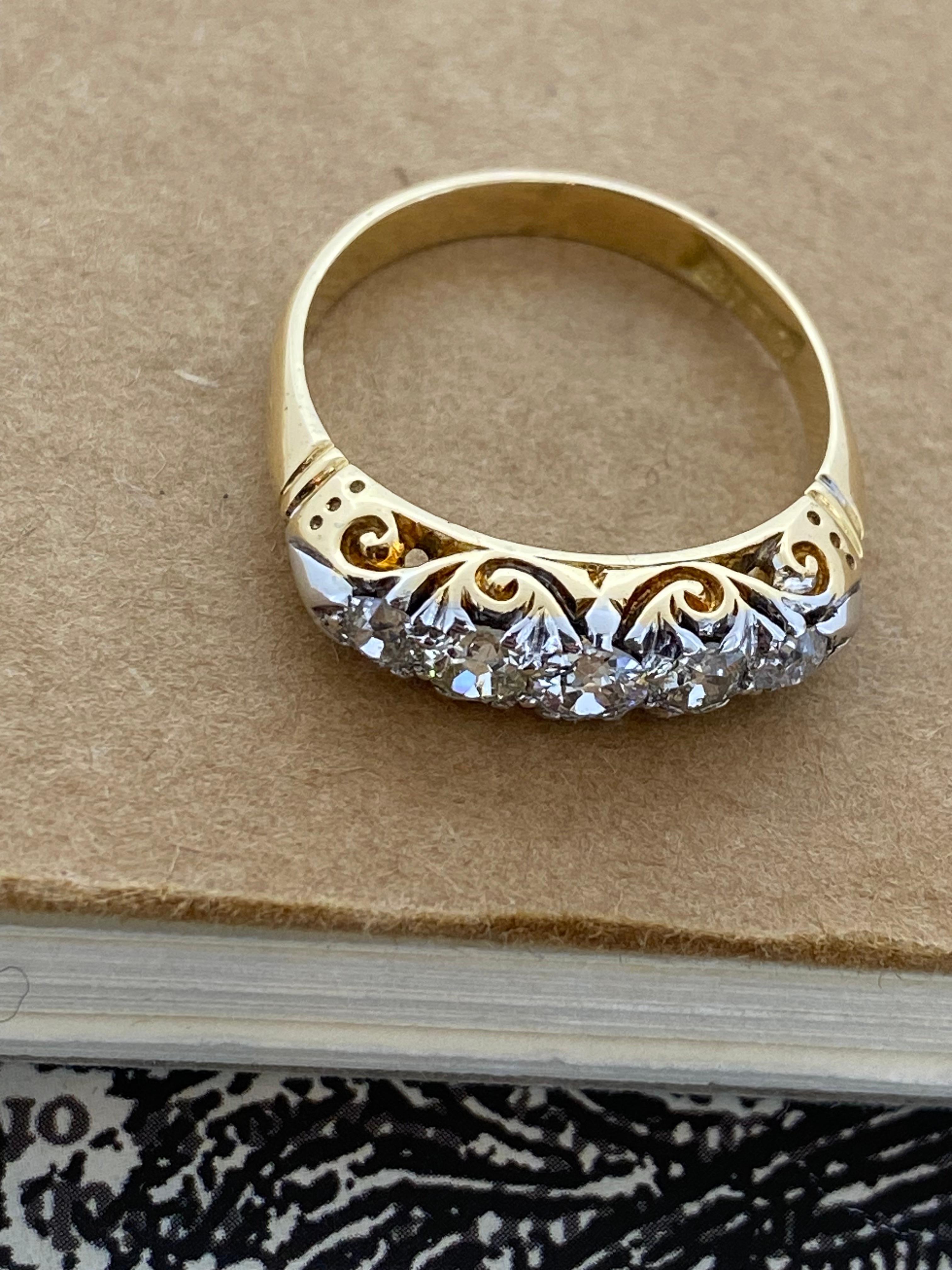 Bague rétro demi-hoop en or jaune 18K et platine avec cinq pierres et un diamant de 0,80ct en vente 2