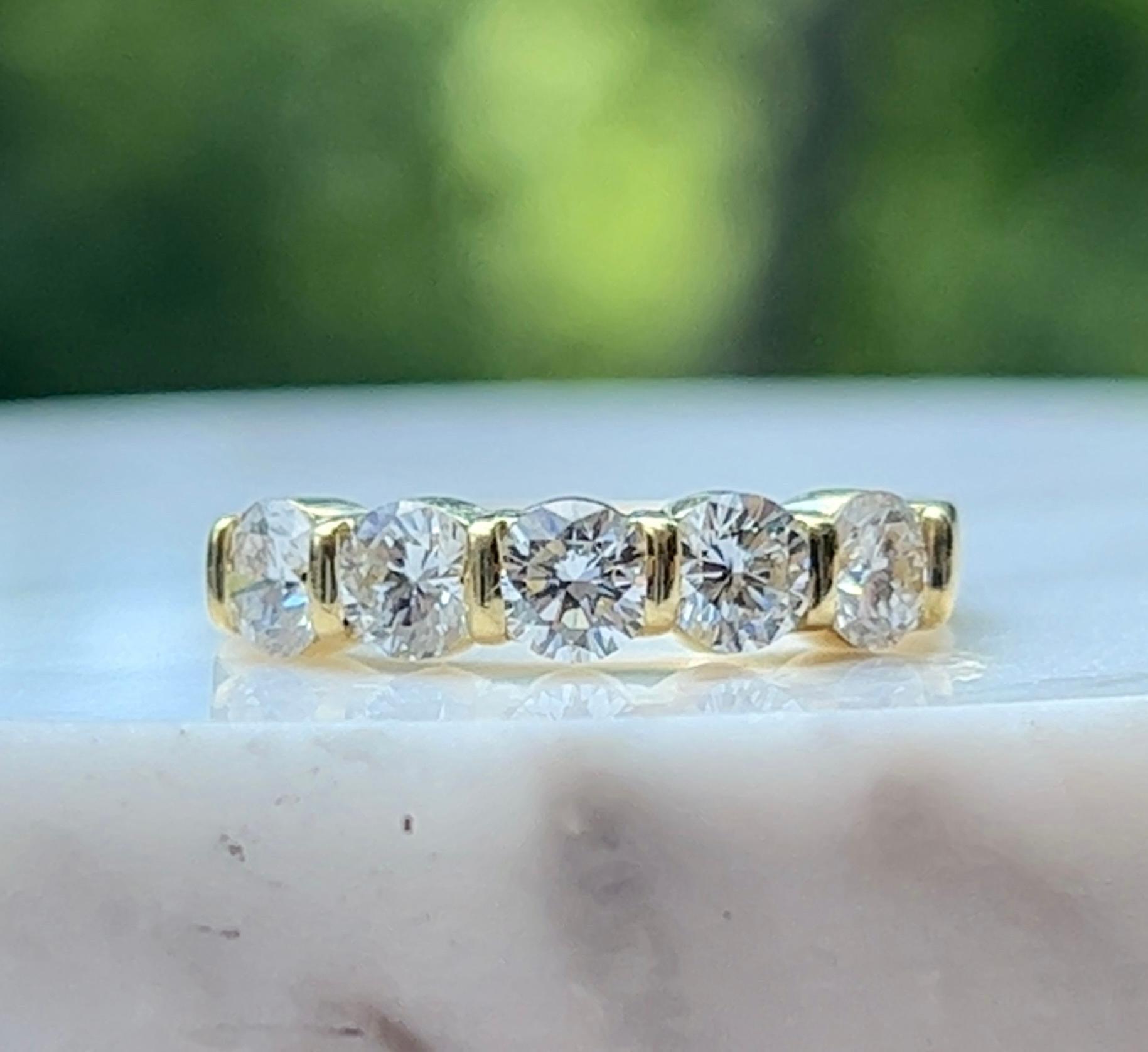 Fünf Stone 1.00Ctw. Diamant Gemlok Ring in 18K Gelbgold  Damen im Angebot