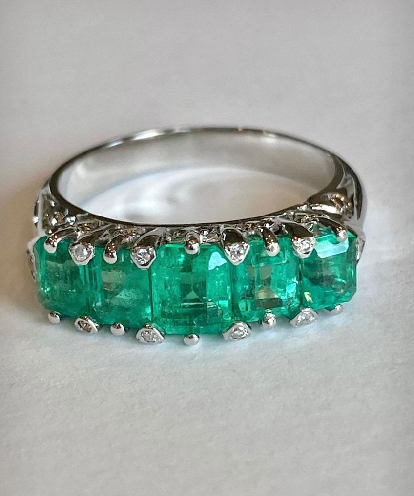 Emeralds Maravellous Five Stone Colombian Emerald Victorian Style Ring 18K For Sale 1