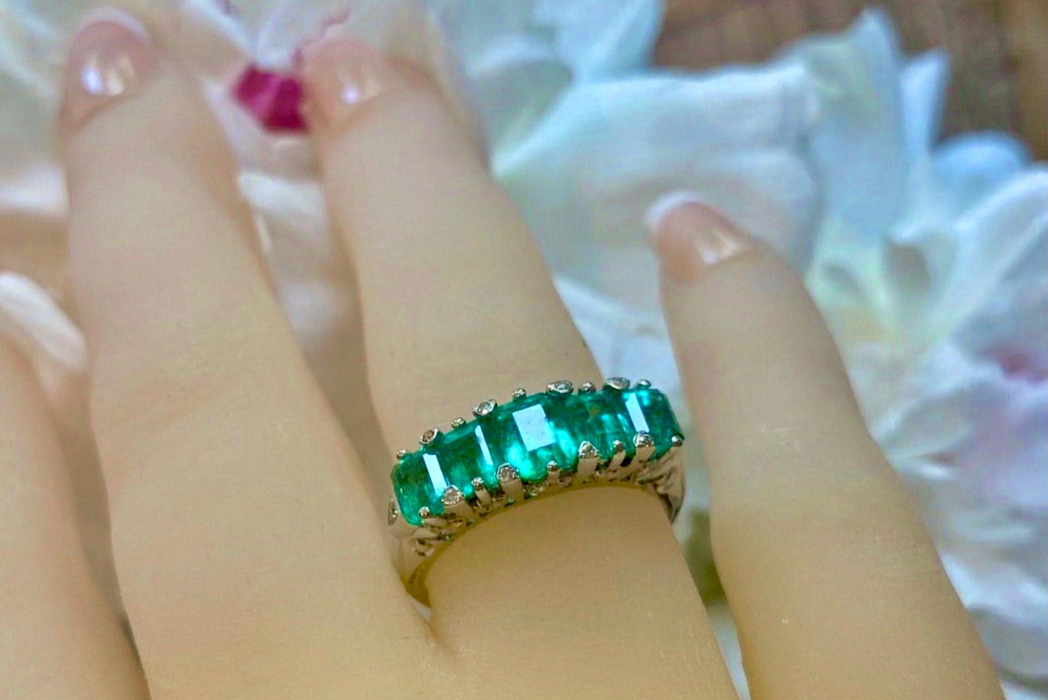 Emeralds Maravellous Five Stone Colombian Emerald Victorian Style Ring 18K For Sale 4