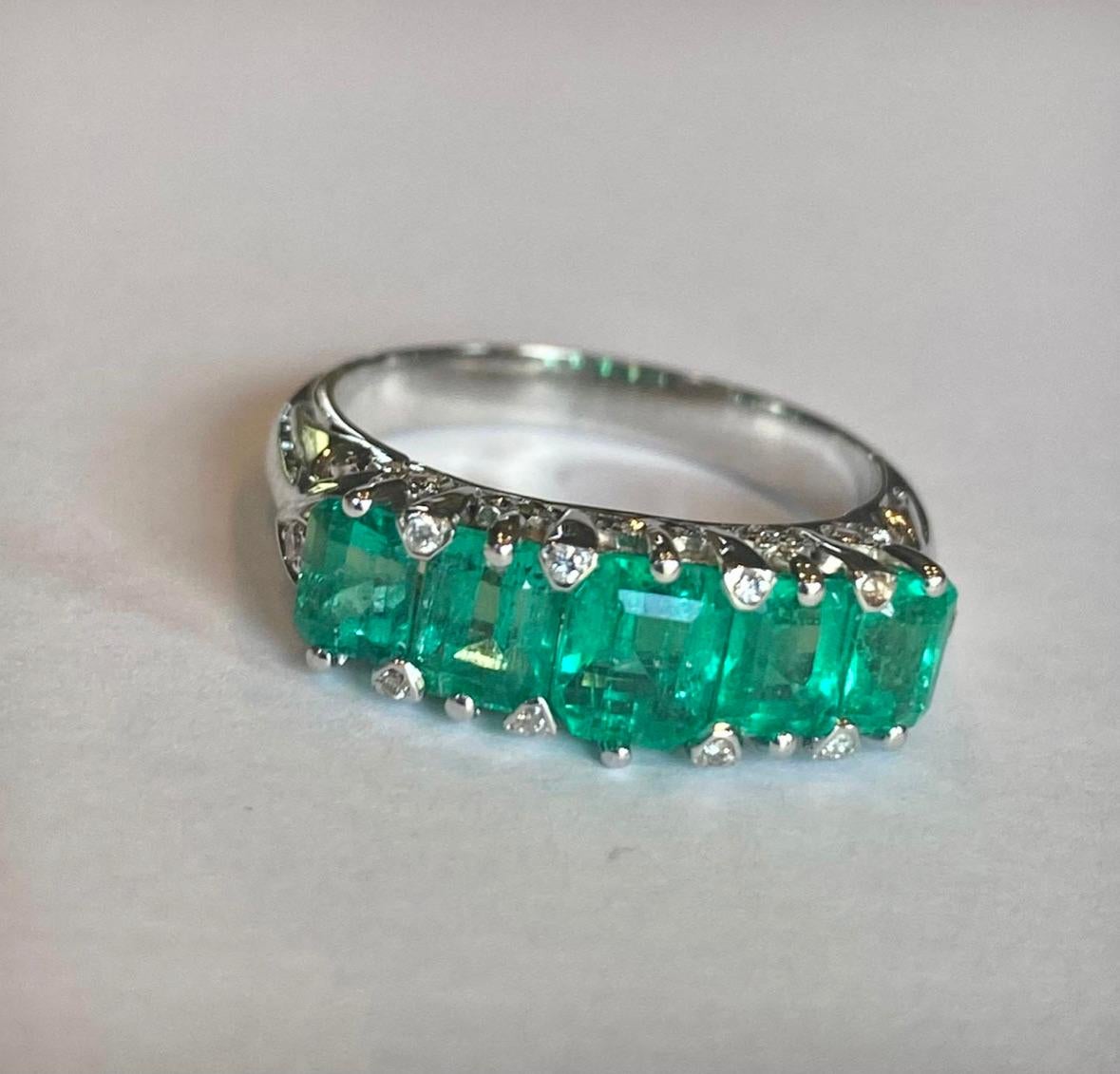 Emeralds Maravellous Five Stone Colombian Emerald Victorian Style Ring 18K For Sale 5