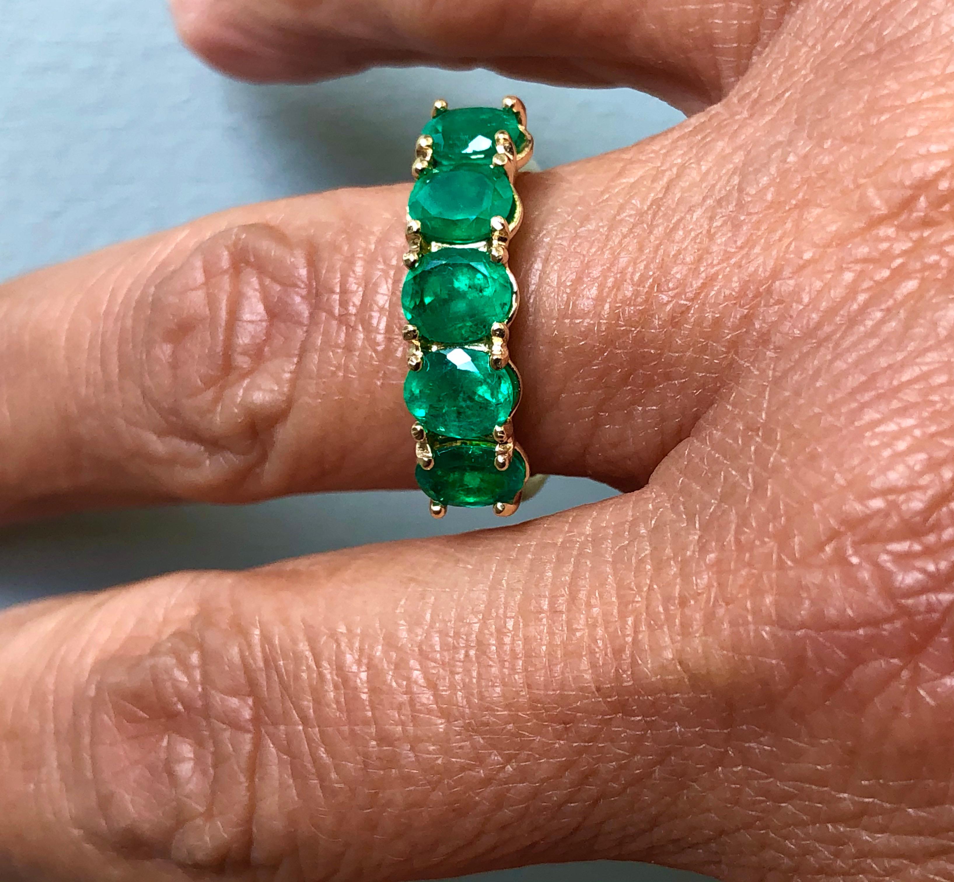 Victorian Five-Stone Colombian Natural Emerald 18 Karat Gold Ring For Sale