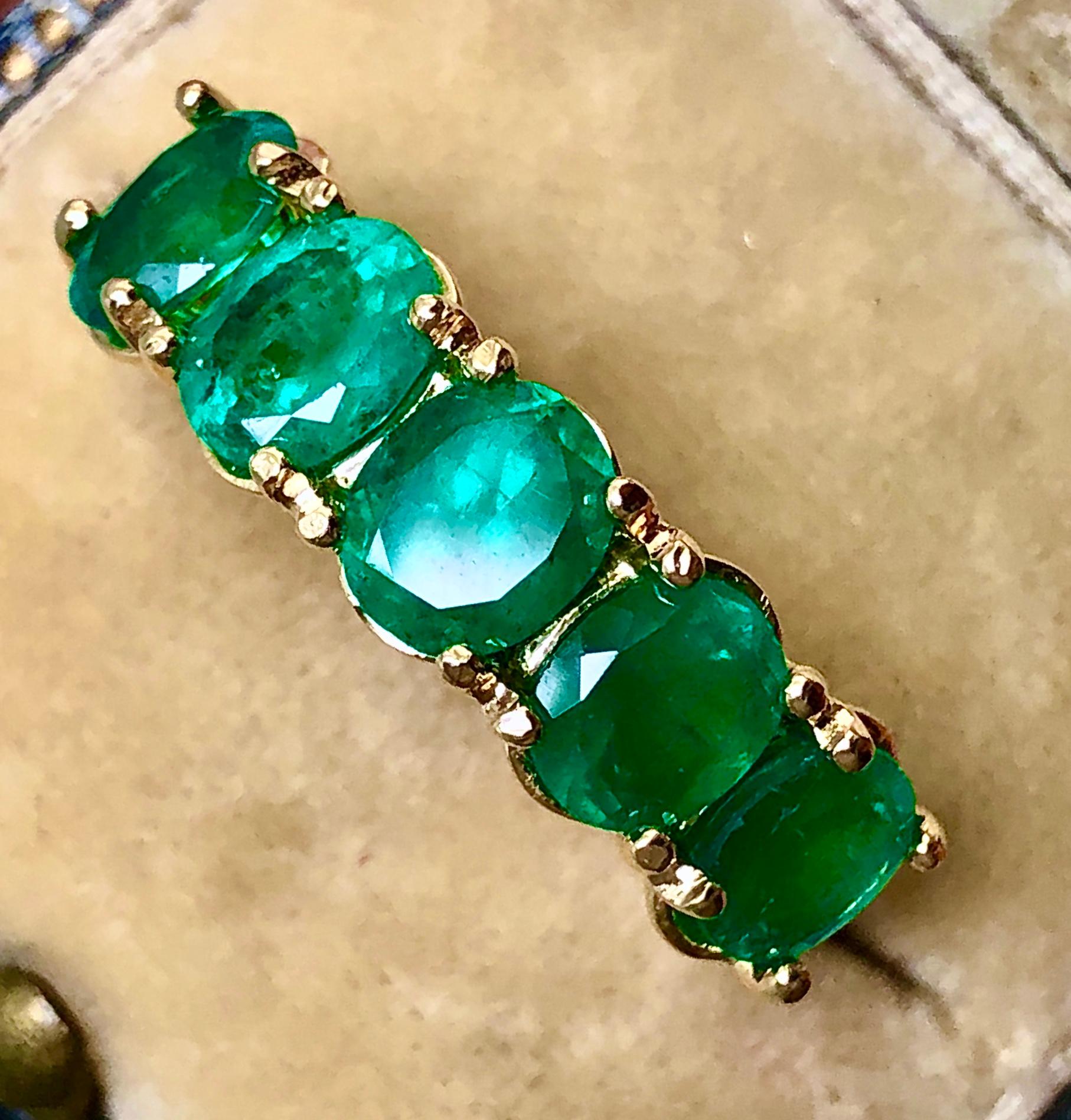 Five-Stone Colombian Natural Emerald 18 Karat Gold Ring For Sale 3