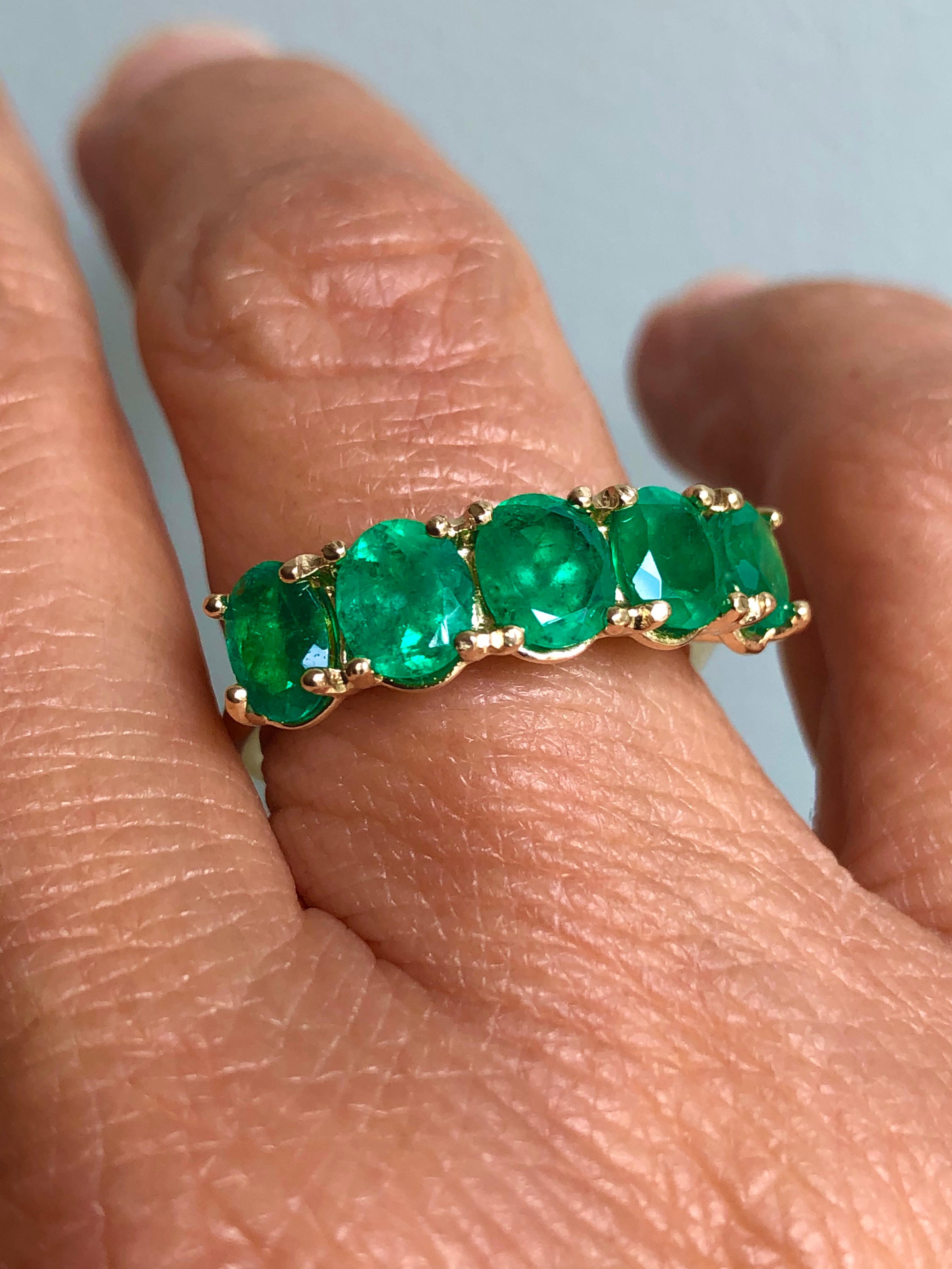 Five-Stone Colombian Natural Emerald 18 Karat Gold Ring For Sale 4