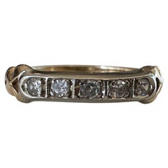 Anello a fascia bicolore con cinque pietre e diamanti in oro 14K