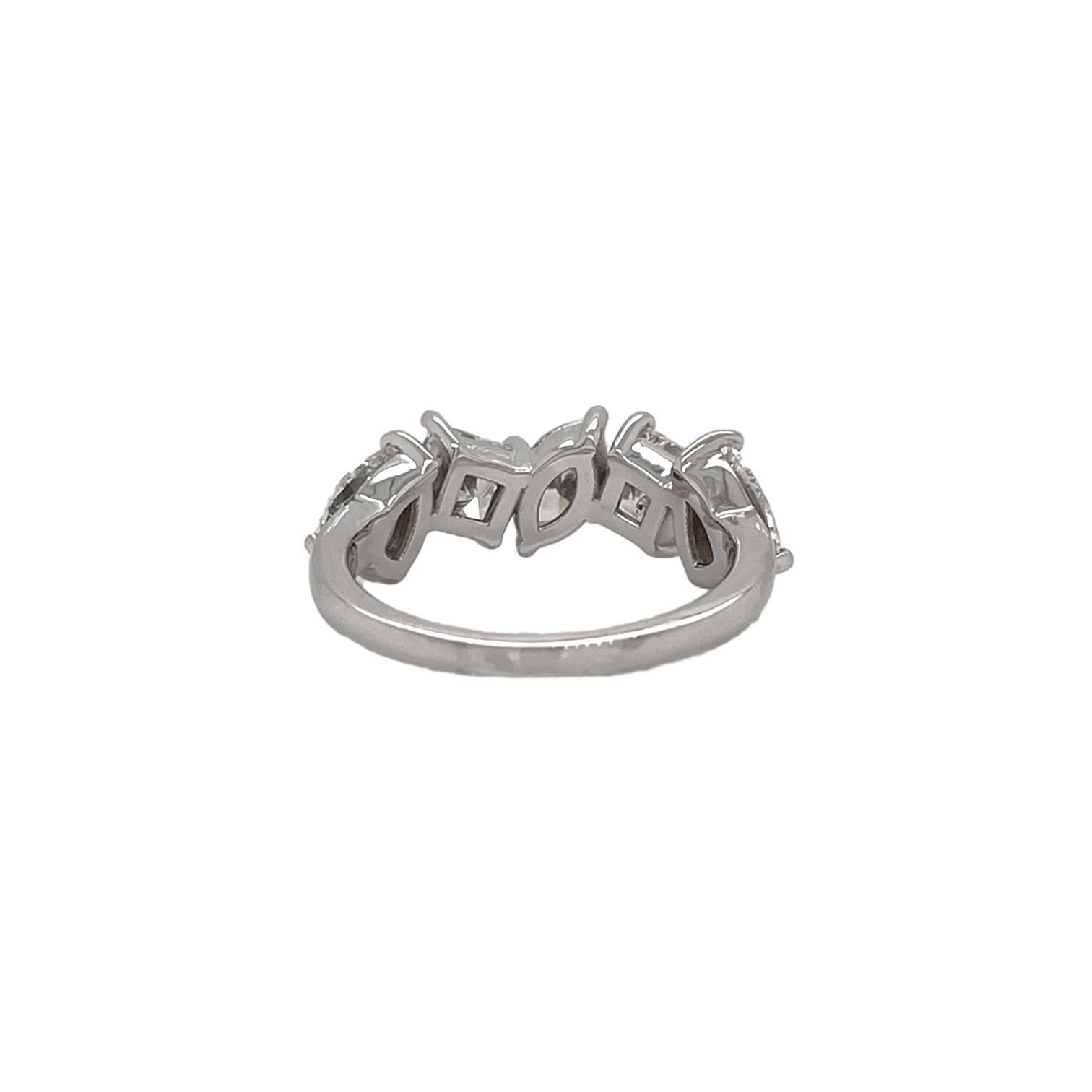 Ring enthält 1 Birne, 1 Marquise und 2 Diamanten im Prinzessinnenschliff, 2,25 tcw. Die Diamanten sind SI1 in Reinheit und G-H in Farbe. Die Steine sind in einer handgefertigten Korbzackenfassung montiert. Der Ring ist ca. 2,4 mm breit und hat die