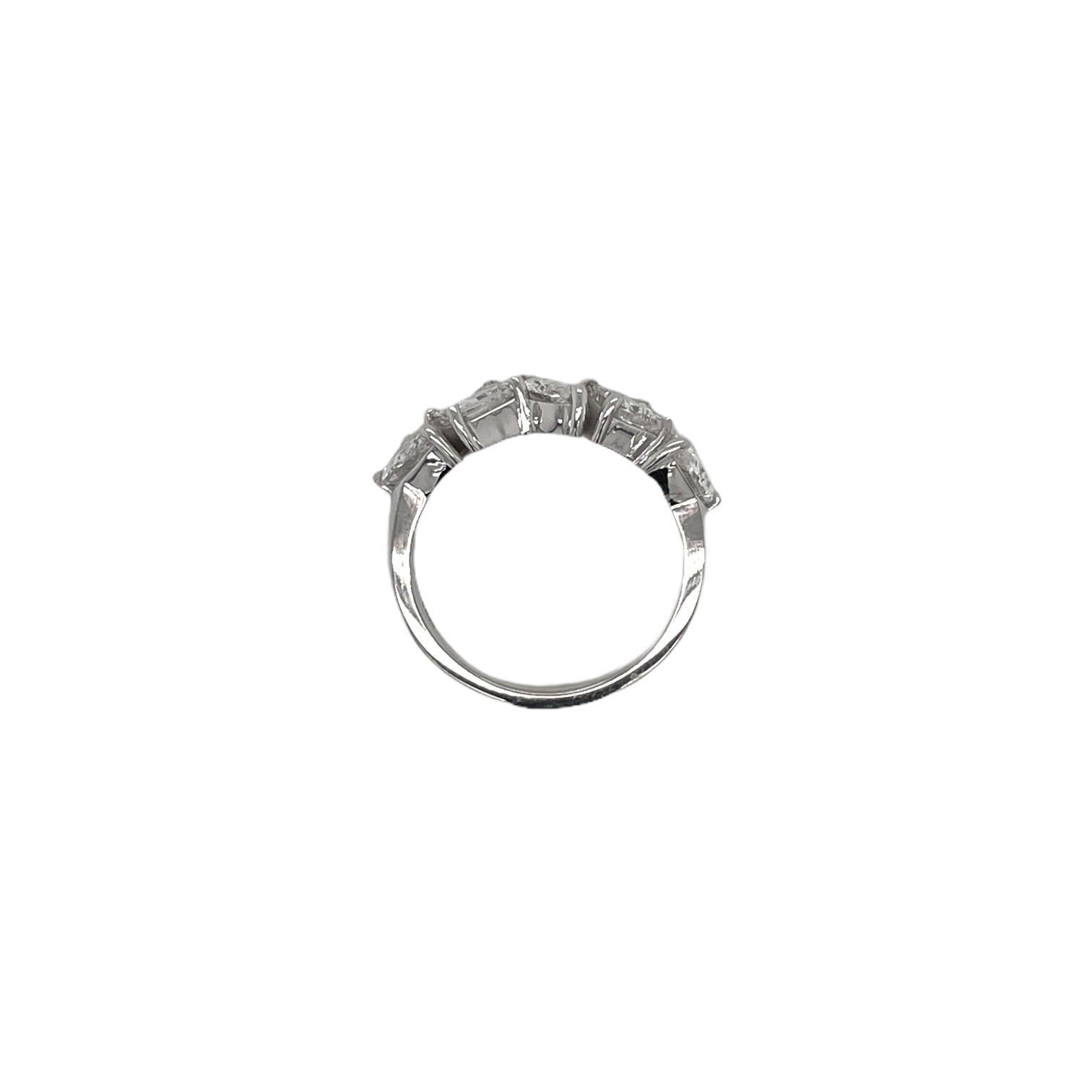Fünf-Stein-Diamant-Ring in aus 18 Karat Weißgold in ausgefallener Form (Gemischter Schliff)