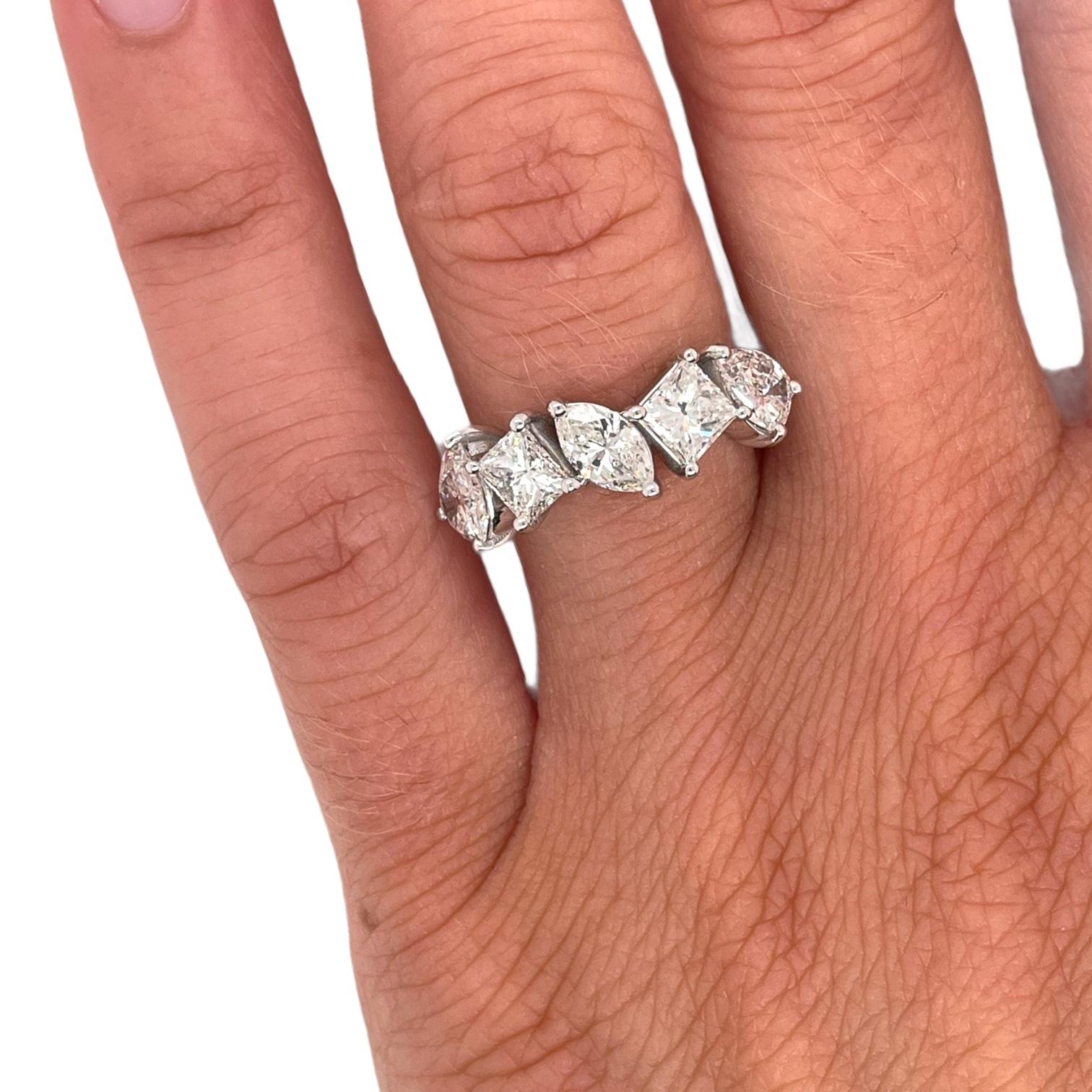 Fünf-Stein-Diamant-Ring in aus 18 Karat Weißgold in ausgefallener Form im Zustand „Neu“ in New York, NY
