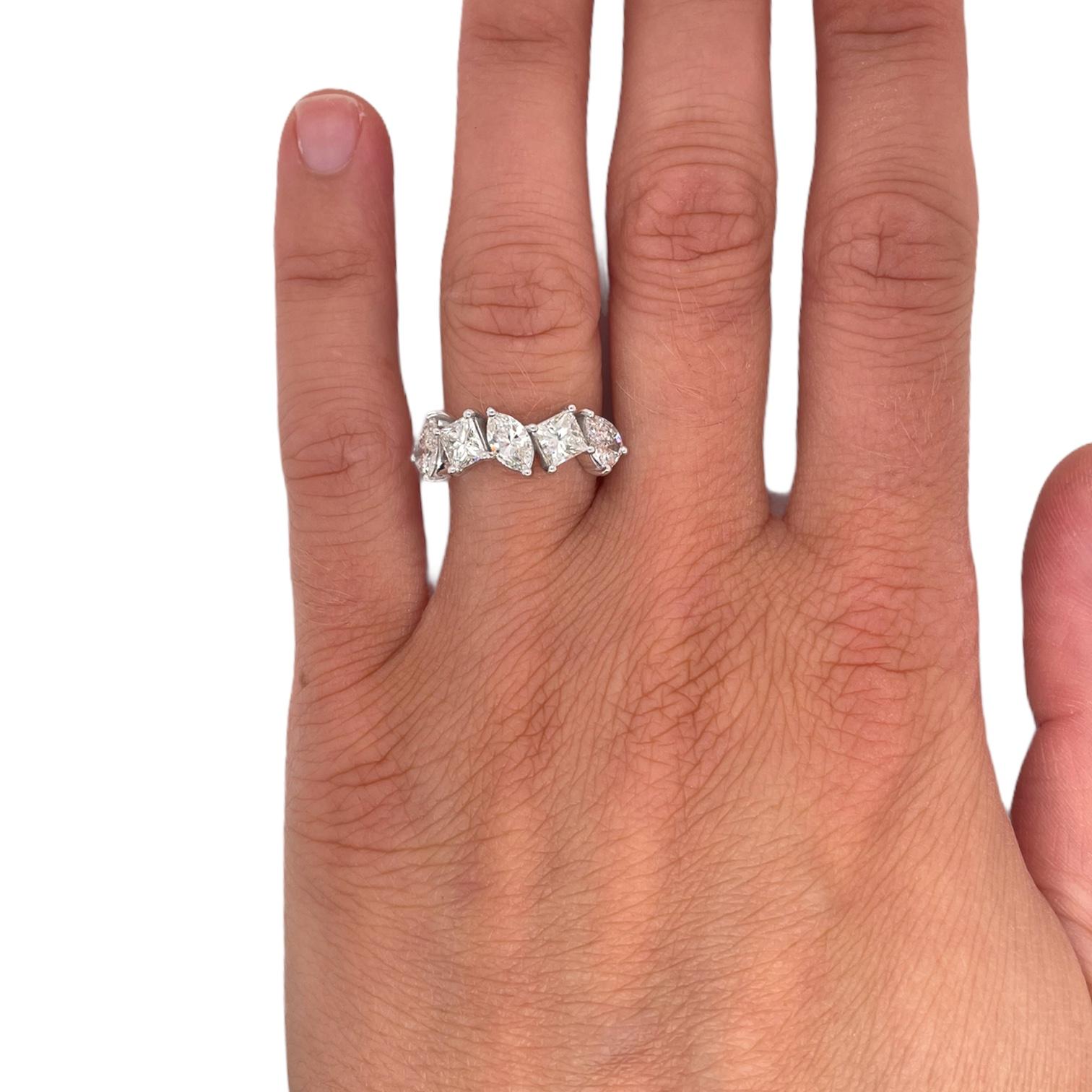 Fünf-Stein-Diamant-Ring in aus 18 Karat Weißgold in ausgefallener Form Damen