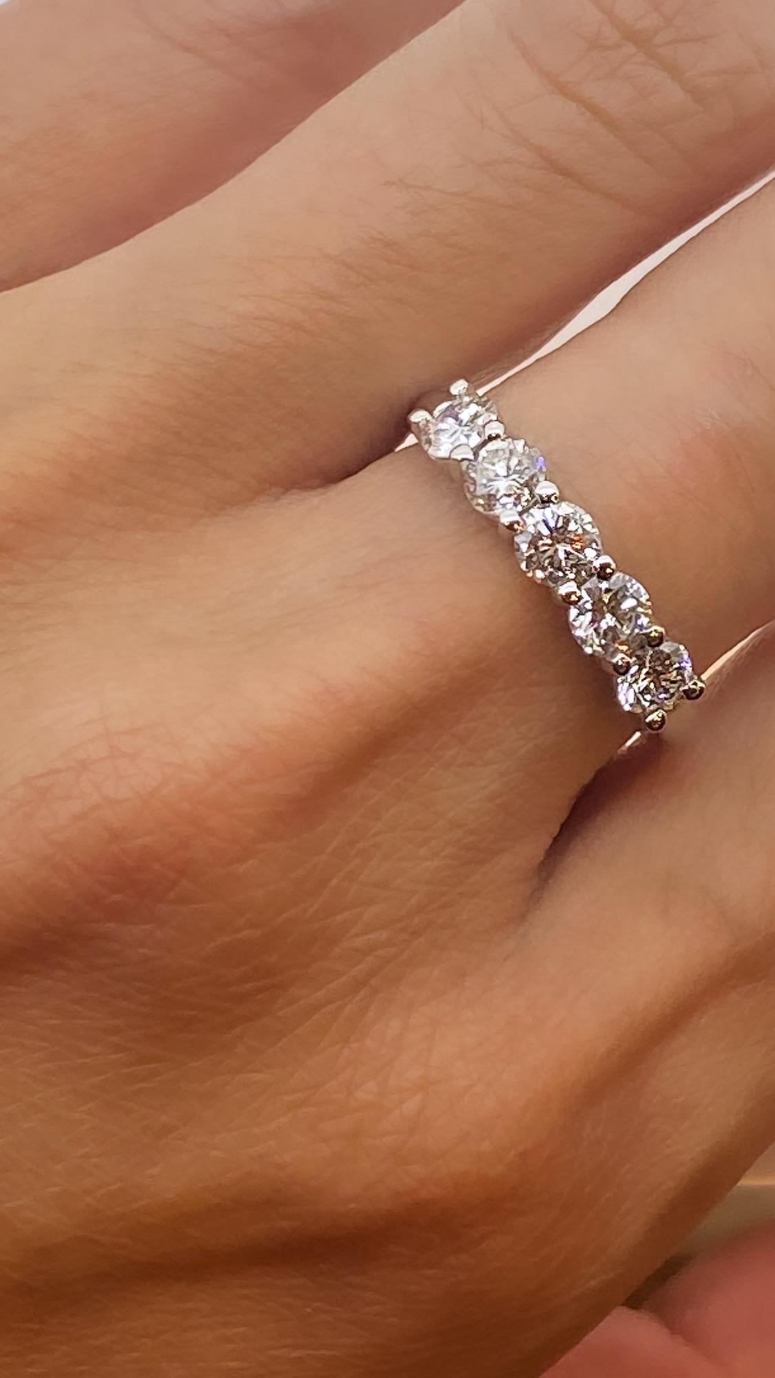 Bague d'éternité à cinq pierres en or blanc 18 carats sertie d'un diamant de 1,20 carat Excellent état - En vente à MELBOURNE, AU