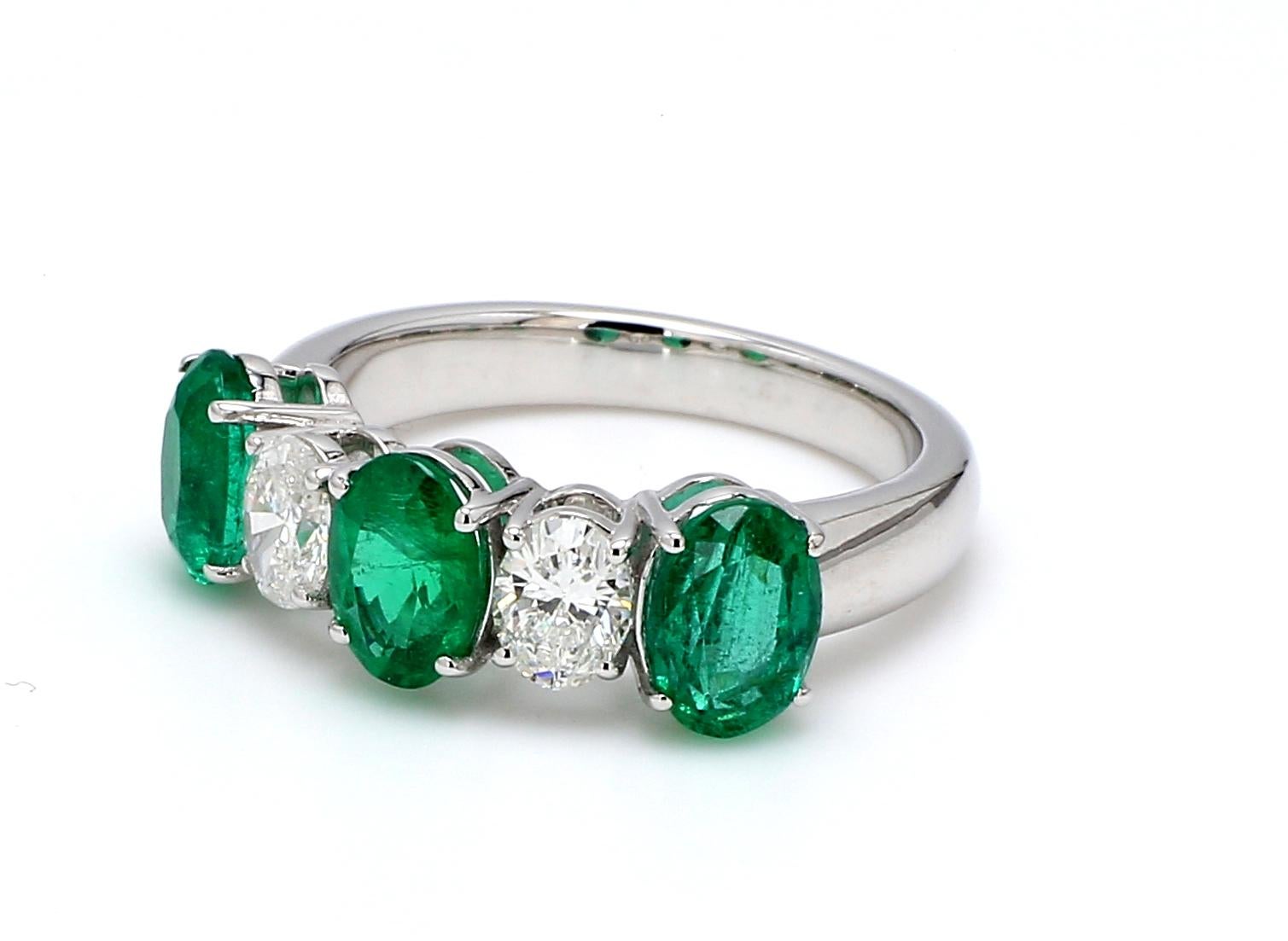 Contemporaneo Anello a cinque pietre con smeraldo ovale e diamante in oro bianco 18 carati in vendita