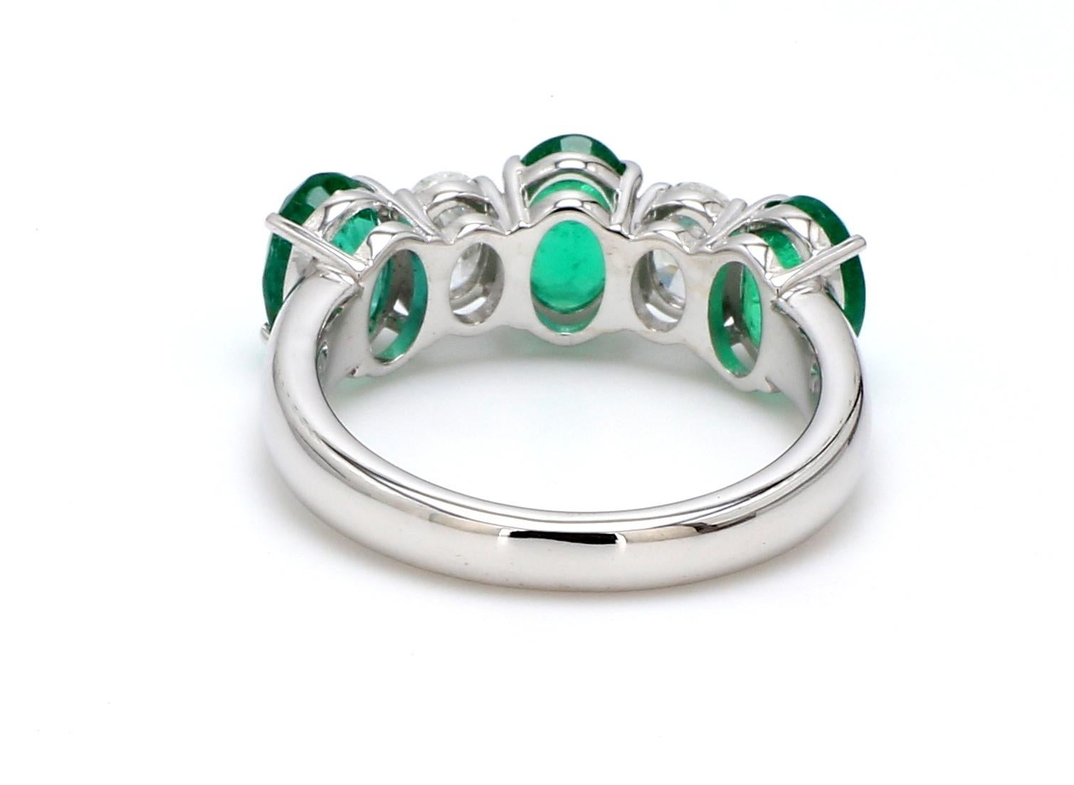 Donna Anello a cinque pietre con smeraldo ovale e diamante in oro bianco 18 carati in vendita