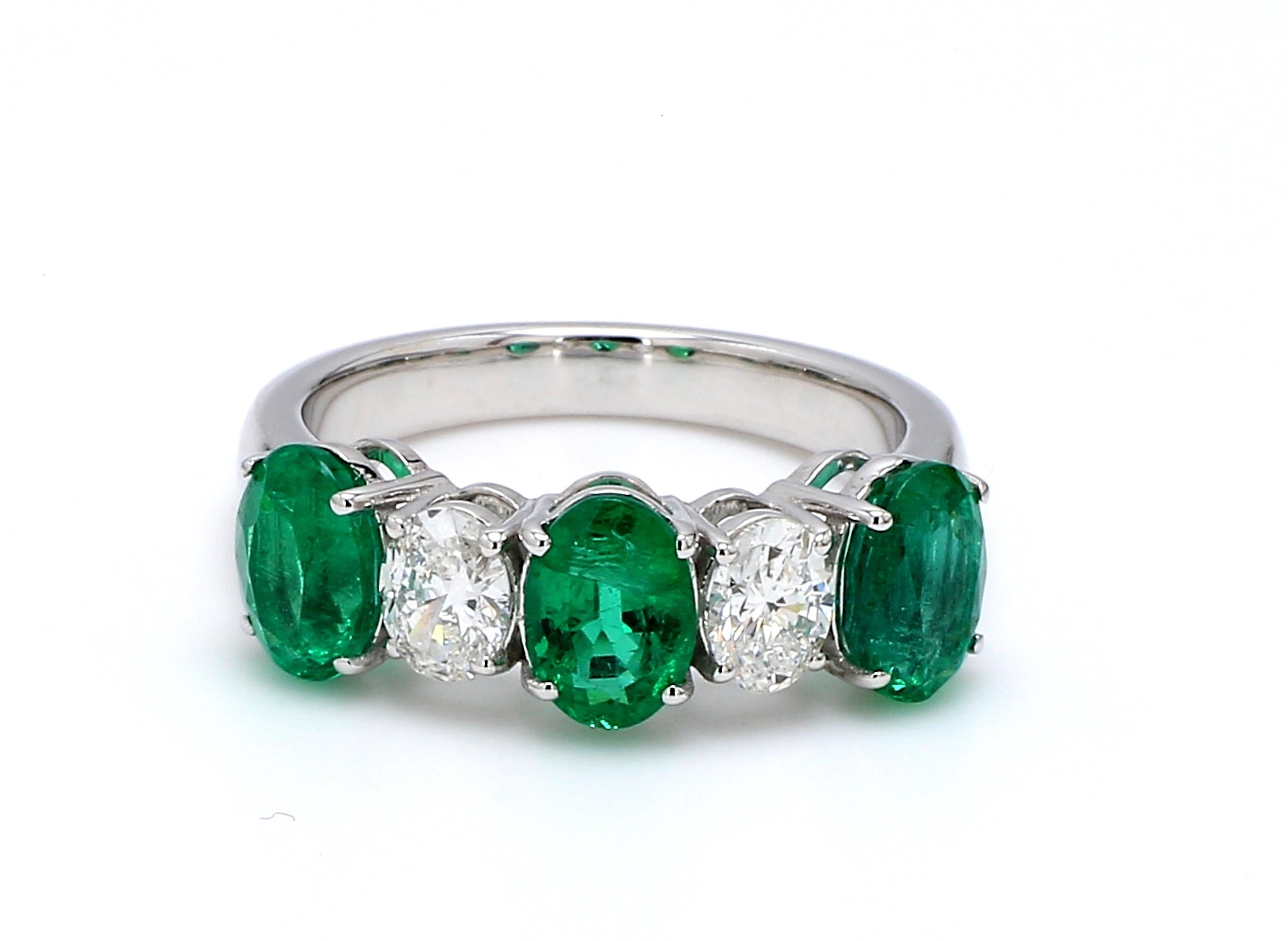 Anello a cinque pietre con smeraldo ovale e diamante in oro bianco 18 carati in vendita 1