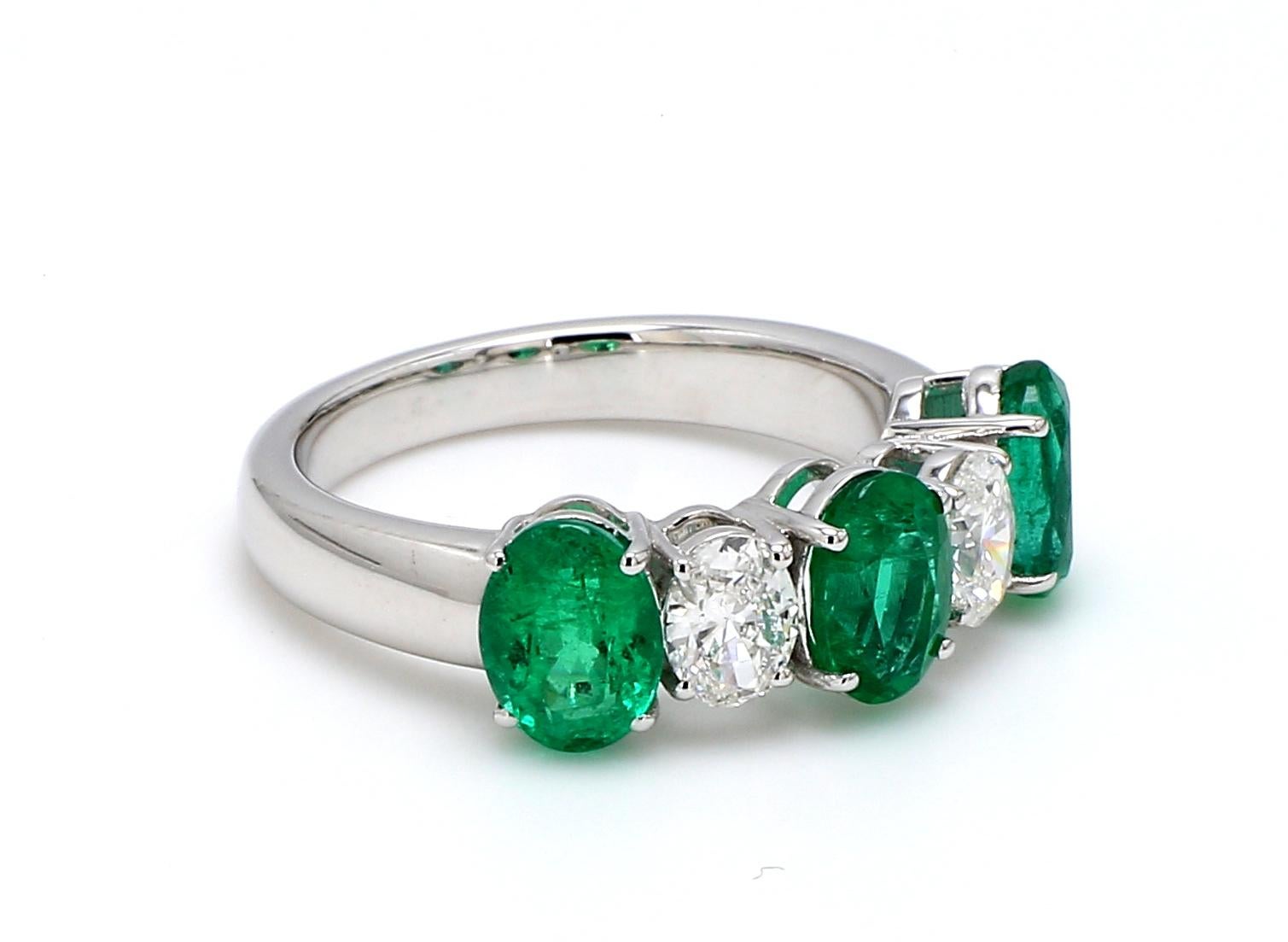Anello a cinque pietre con smeraldo ovale e diamante in oro bianco 18 carati in vendita 2