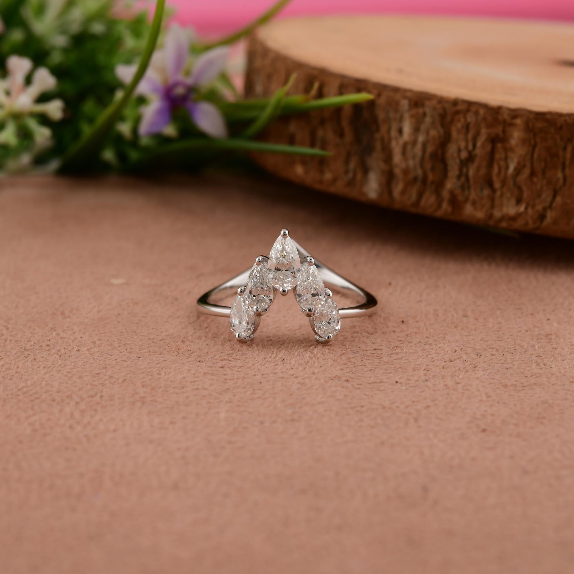 in vendita:  Anello Chevron con cinque pietre di diamanti naturali taglio pera SI/HI in oro bianco 18 carati 8