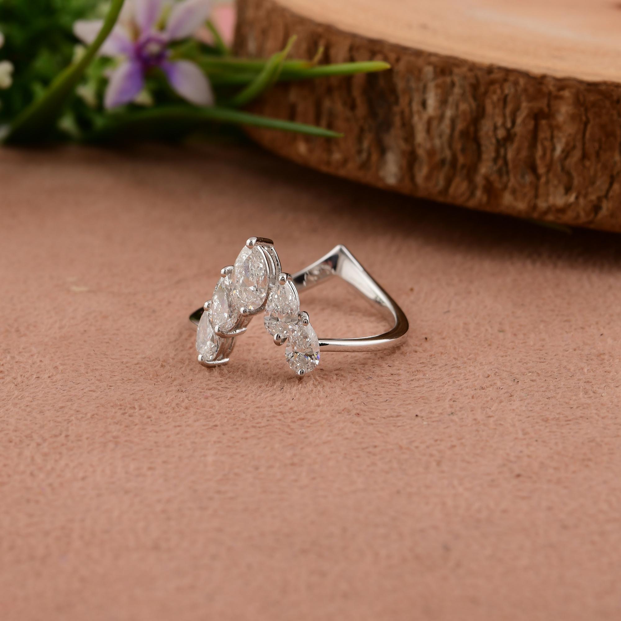 in vendita:  Anello Chevron con cinque pietre di diamanti naturali taglio pera SI/HI in oro bianco 18 carati 9