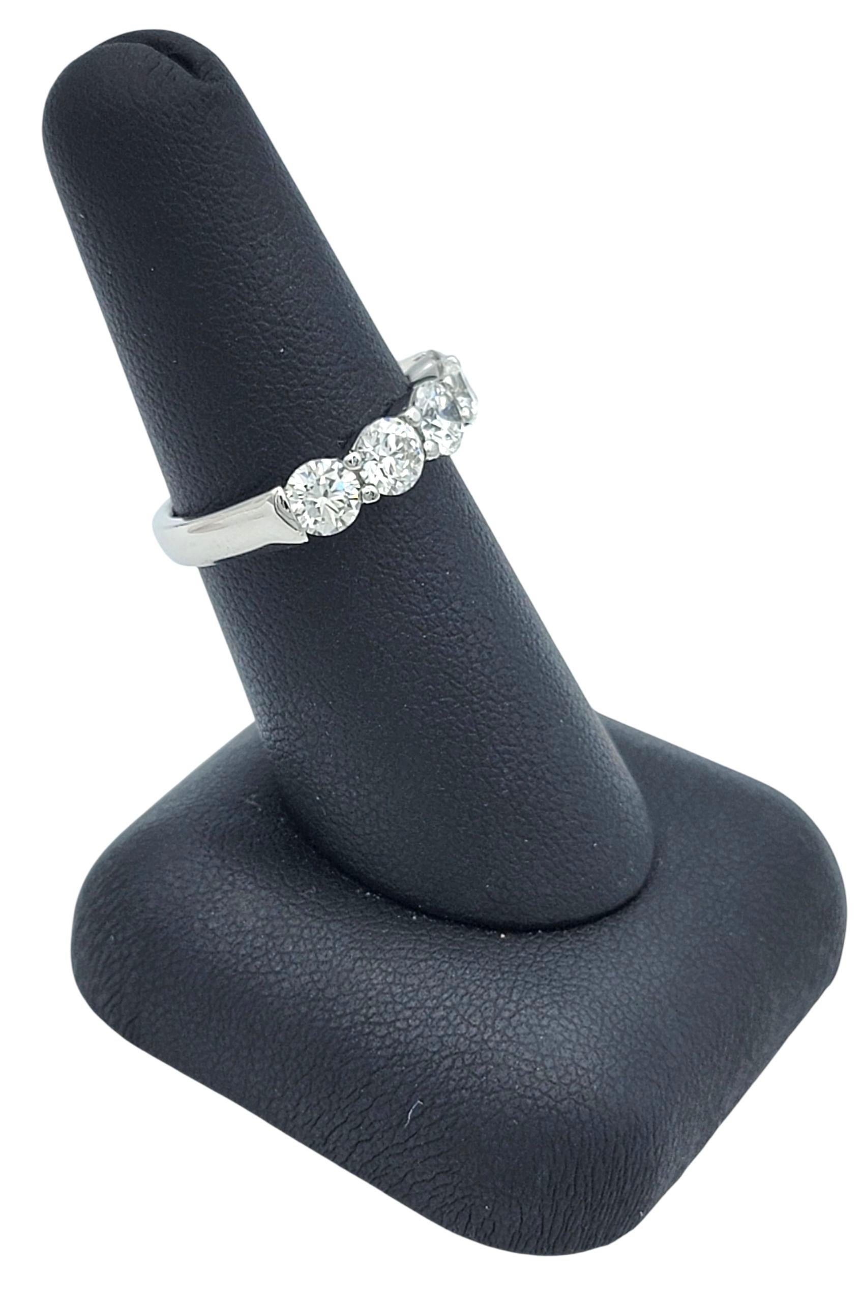 Bague à cinq pierres en platine poli avec diamants ronds taillés en brillant en vente 4