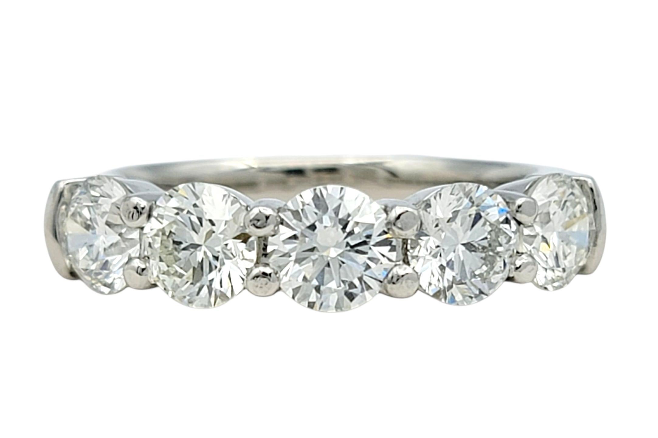 Taille de l'anneau : 7

Cette bague classique à cinq pierres met en valeur d'étincelants diamants ronds de taille brillant, chacun soigneusement serti pour maximiser l'éclat et le feu. Les diamants offrent un bel équilibre entre éclat et