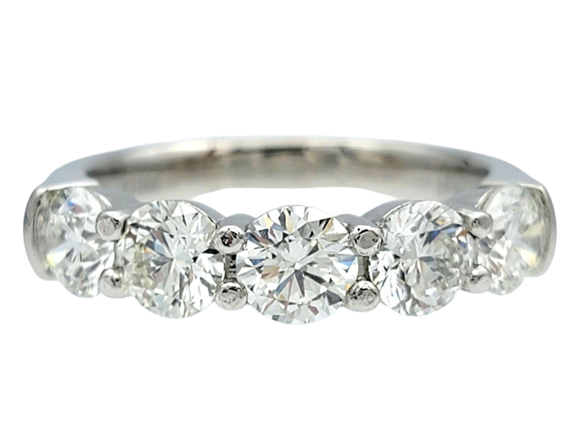 Contemporain Bague à cinq pierres en platine poli avec diamants ronds taillés en brillant en vente