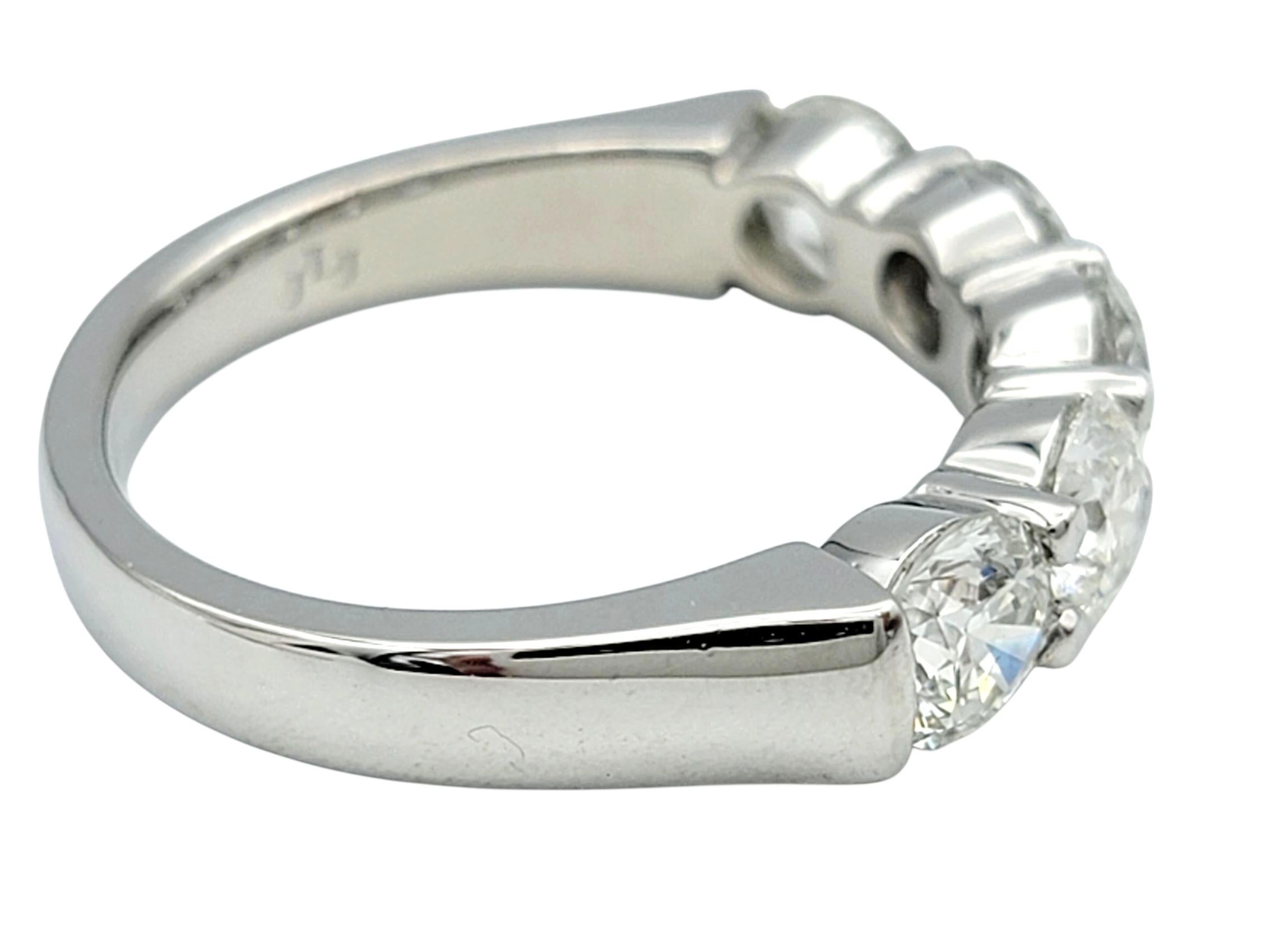 Taille ronde Bague à cinq pierres en platine poli avec diamants ronds taillés en brillant en vente