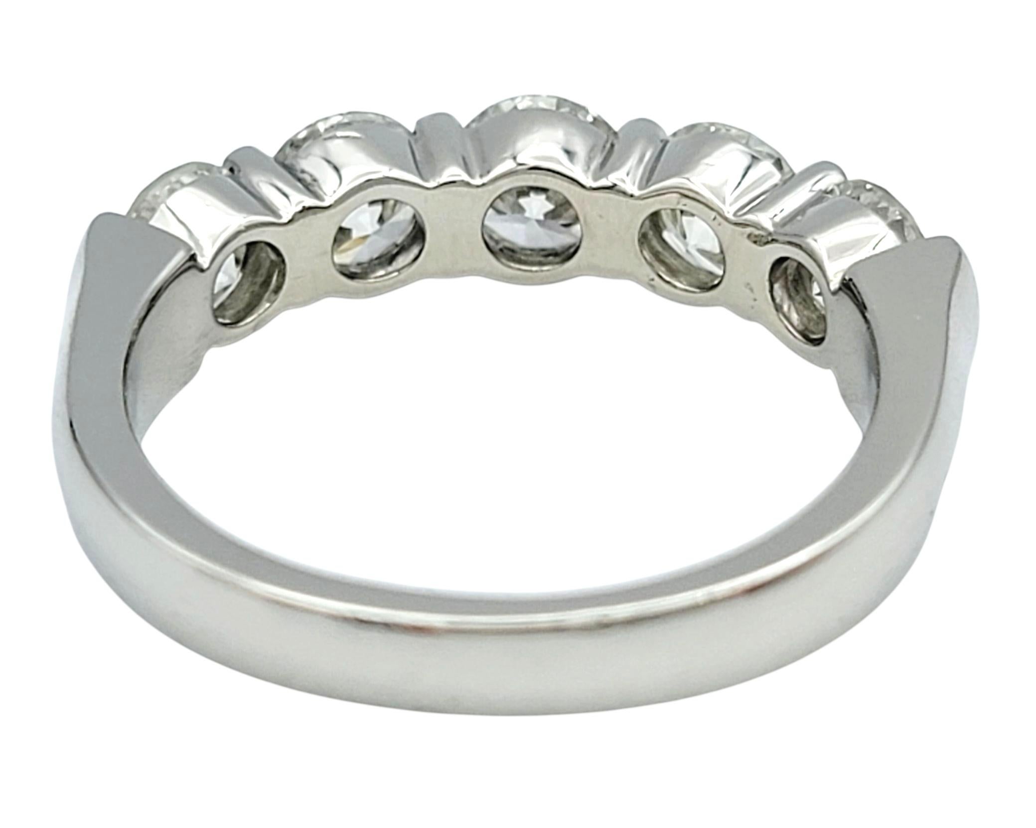 Bague à cinq pierres en platine poli avec diamants ronds taillés en brillant Bon état - En vente à Scottsdale, AZ