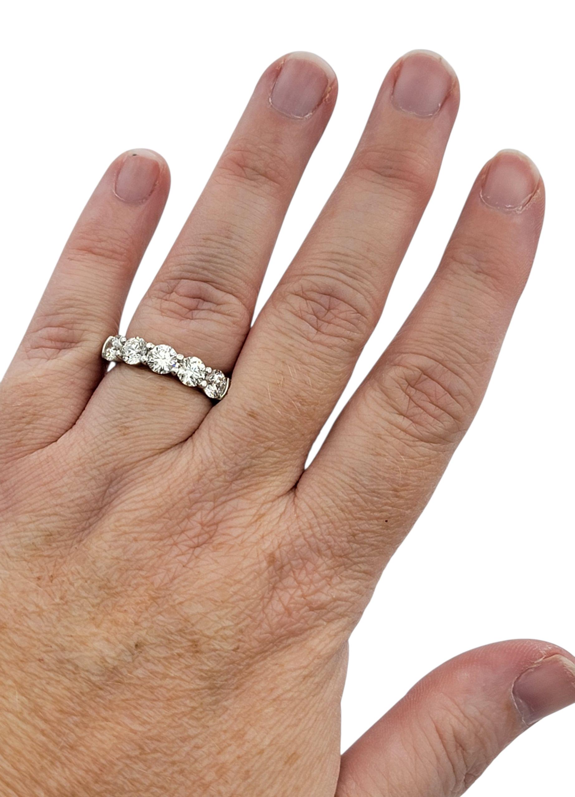 Bague à cinq pierres en platine poli avec diamants ronds taillés en brillant en vente 1