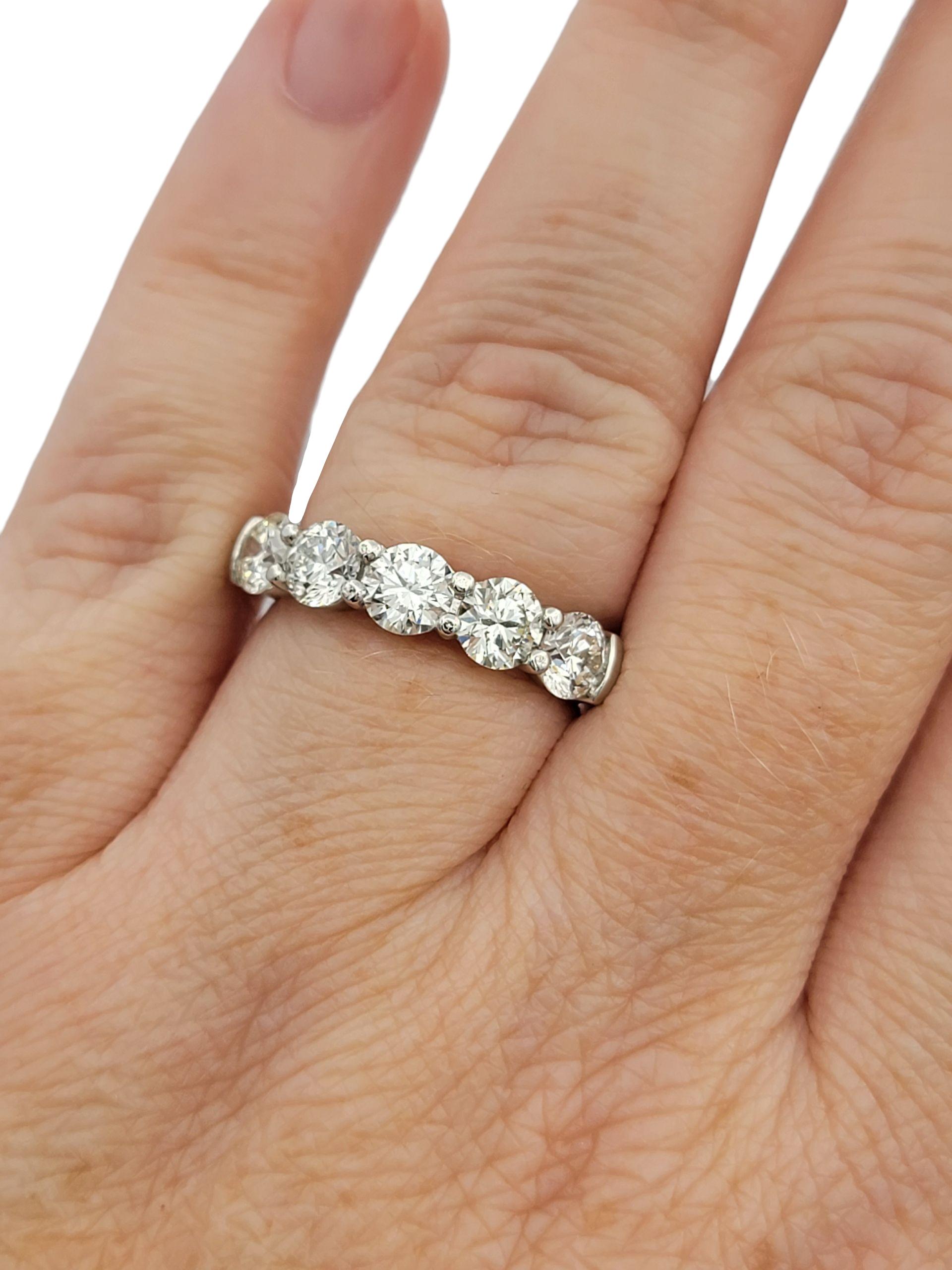 Bague à cinq pierres en platine poli avec diamants ronds taillés en brillant en vente 2