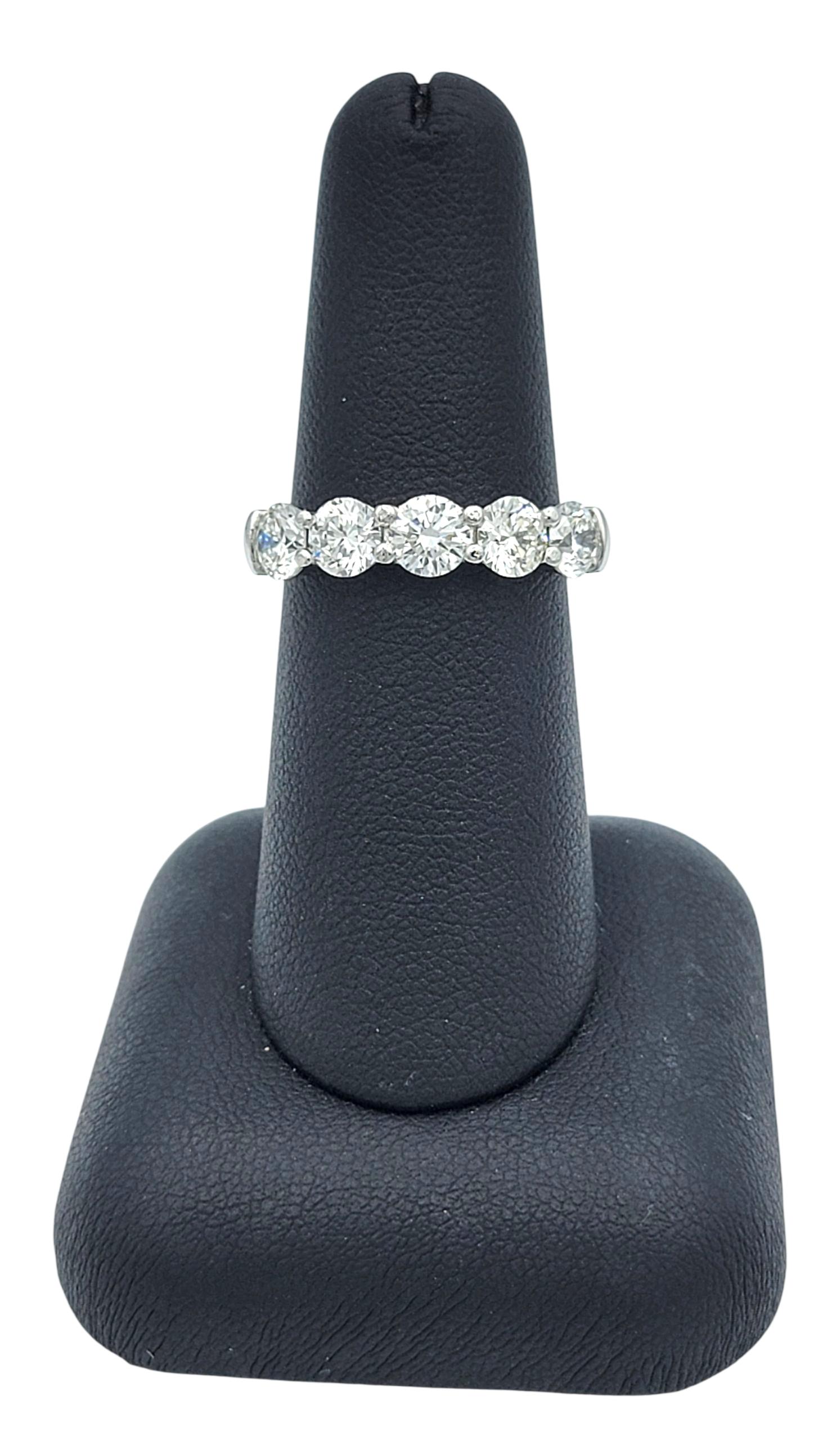 Bague à cinq pierres en platine poli avec diamants ronds taillés en brillant en vente 3