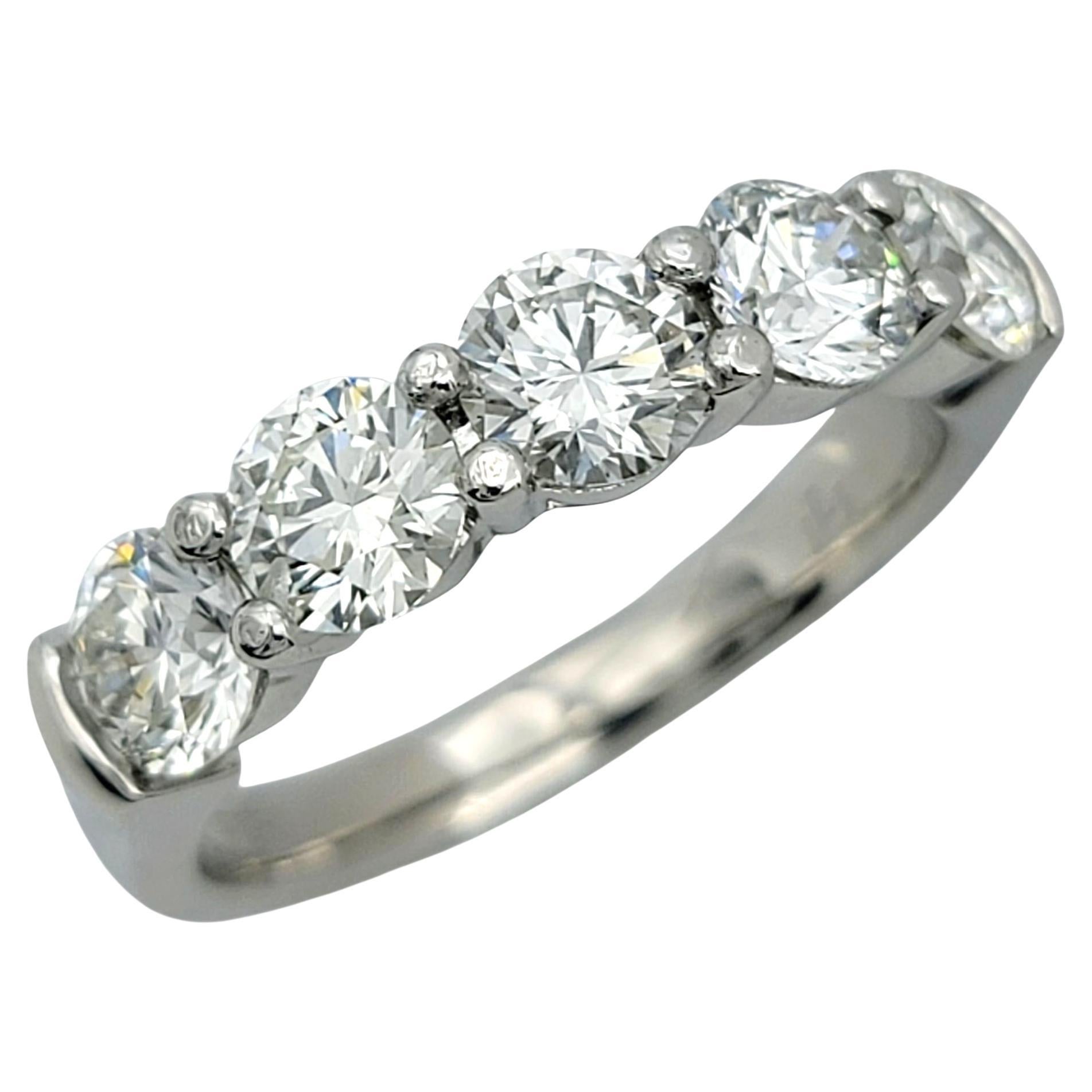 Bague à cinq pierres en platine poli avec diamants ronds taillés en brillant