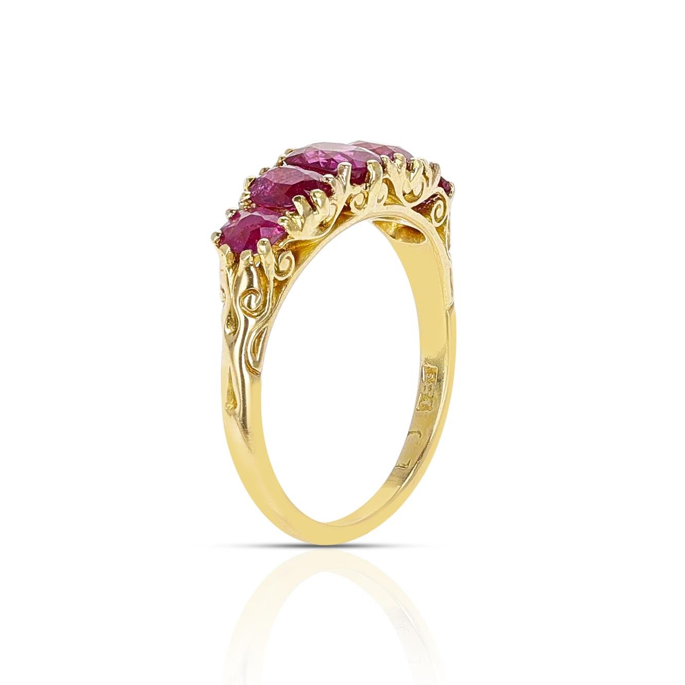 Magnifique bague victorienne en or jaune 18 carats, ornée de cinq rubis ovales et ronds. La taille de l'anneau est de 8,25 US. 