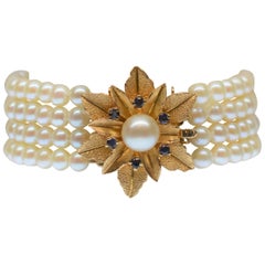 Bracciale di perle a più fili con chiusura a scoppio floreale in oro 14K e zaffiro