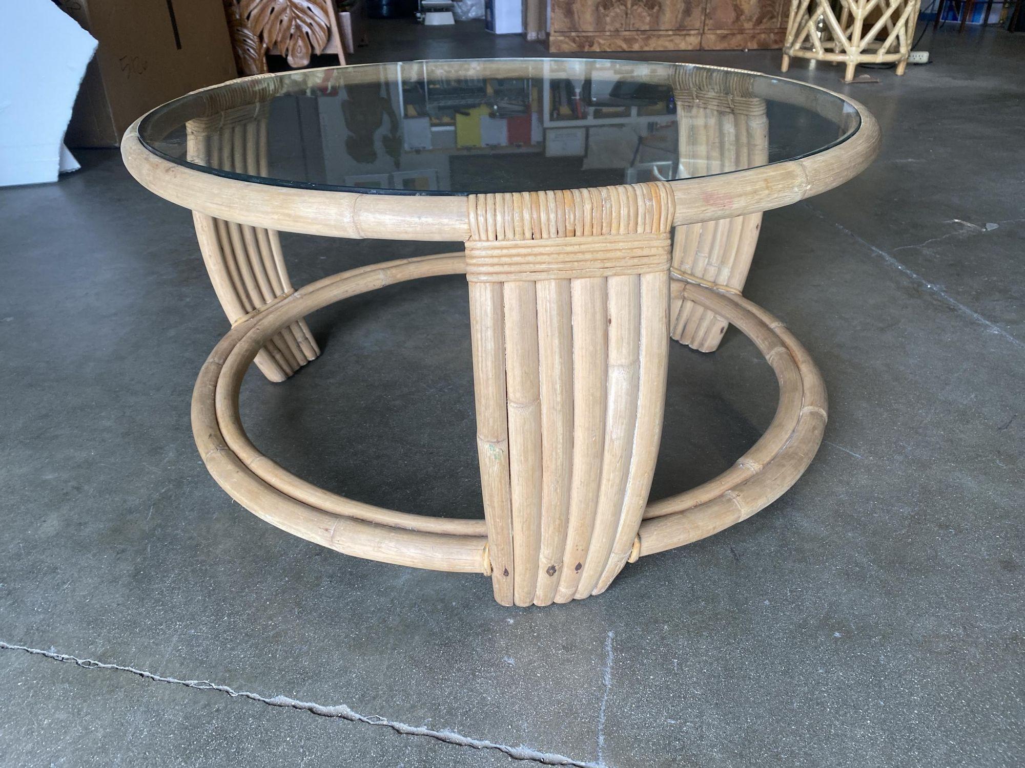 Mid-Century Modern Table basse en rotin à cinq brins avec plateau en verre en vente