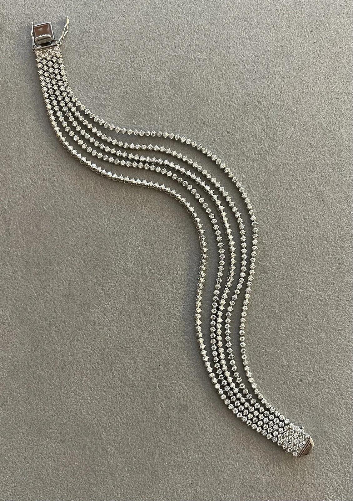 Bracciale tennis a cinque fili con diamanti rotondi 5,00 cttw in platino 

Il bracciale con diamanti presenta cinque fili separati di diamanti tondi Brillianti incastonati in platino. I fili di diamanti si collegano alla chiusura.  Il bracciale è